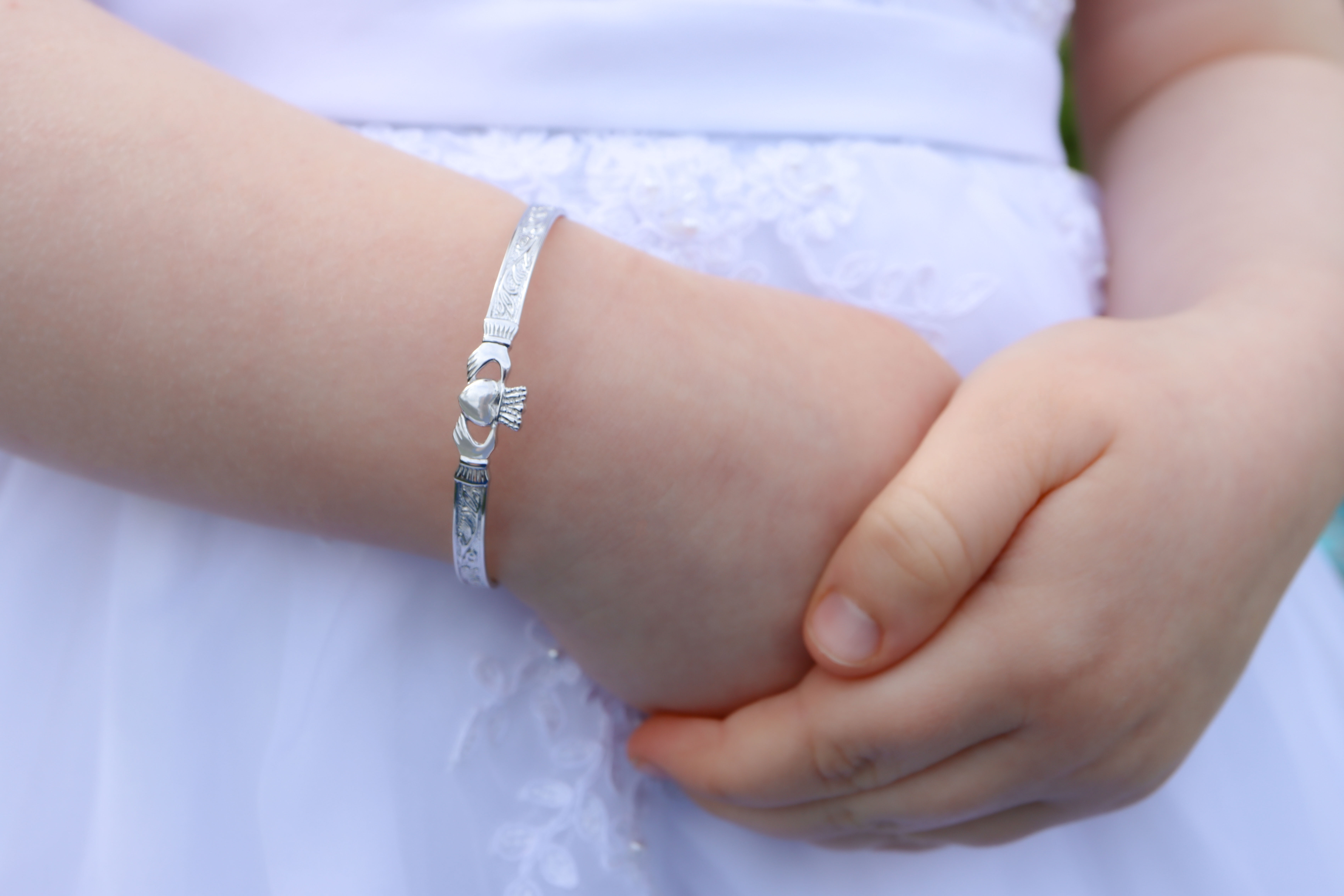 Expandable Childrens Claddagh bangle 1