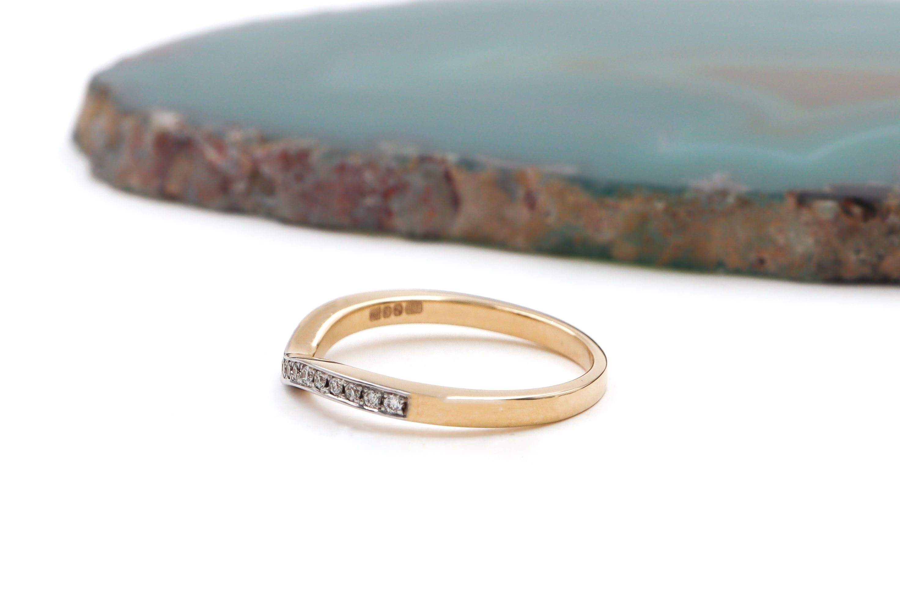 Womens Polished 14K Yellow Gold Matching Bands Ring. Side View.