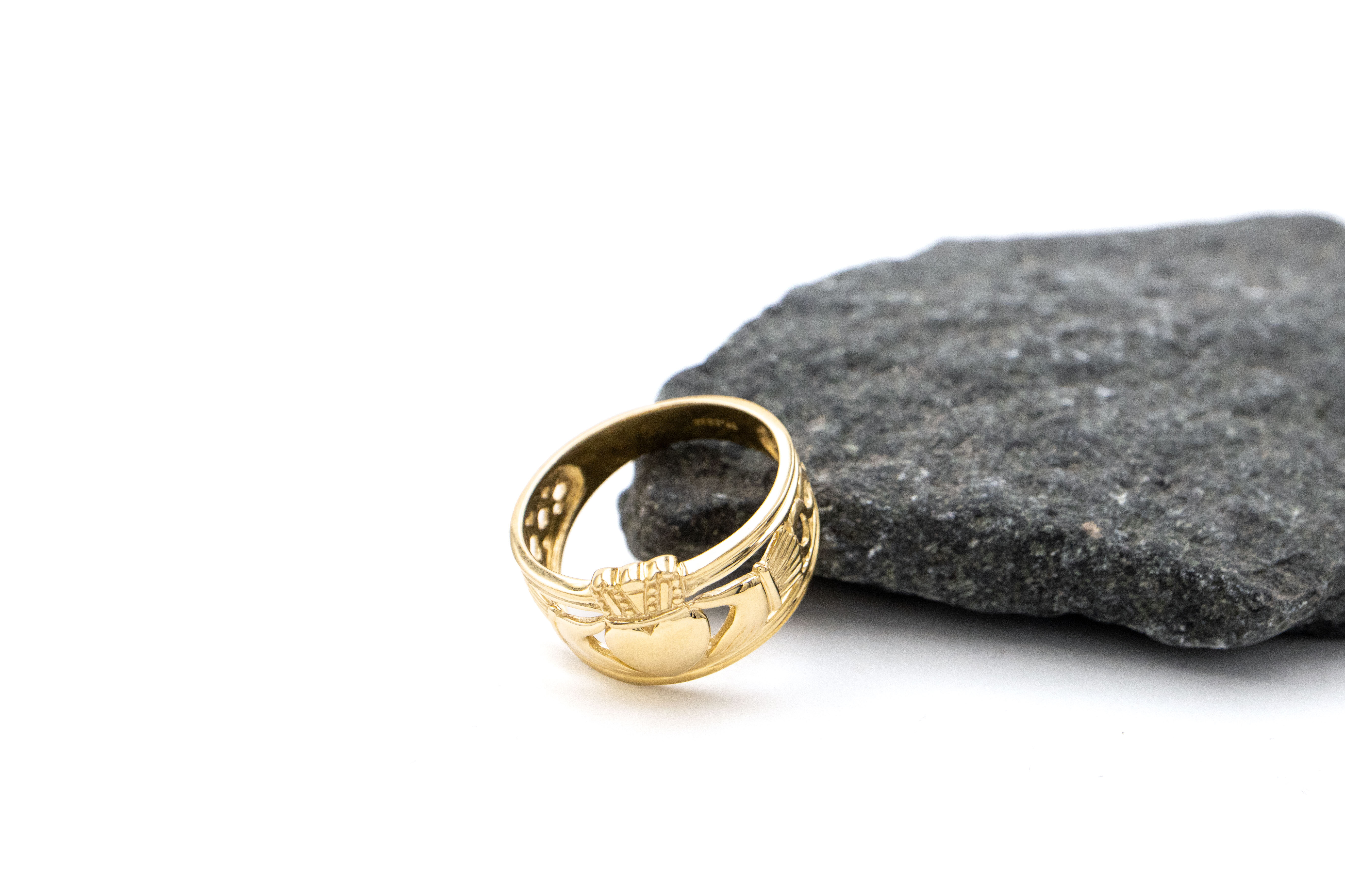 Mens Claddagh Ring in 9K Yellow Gold. Side View.