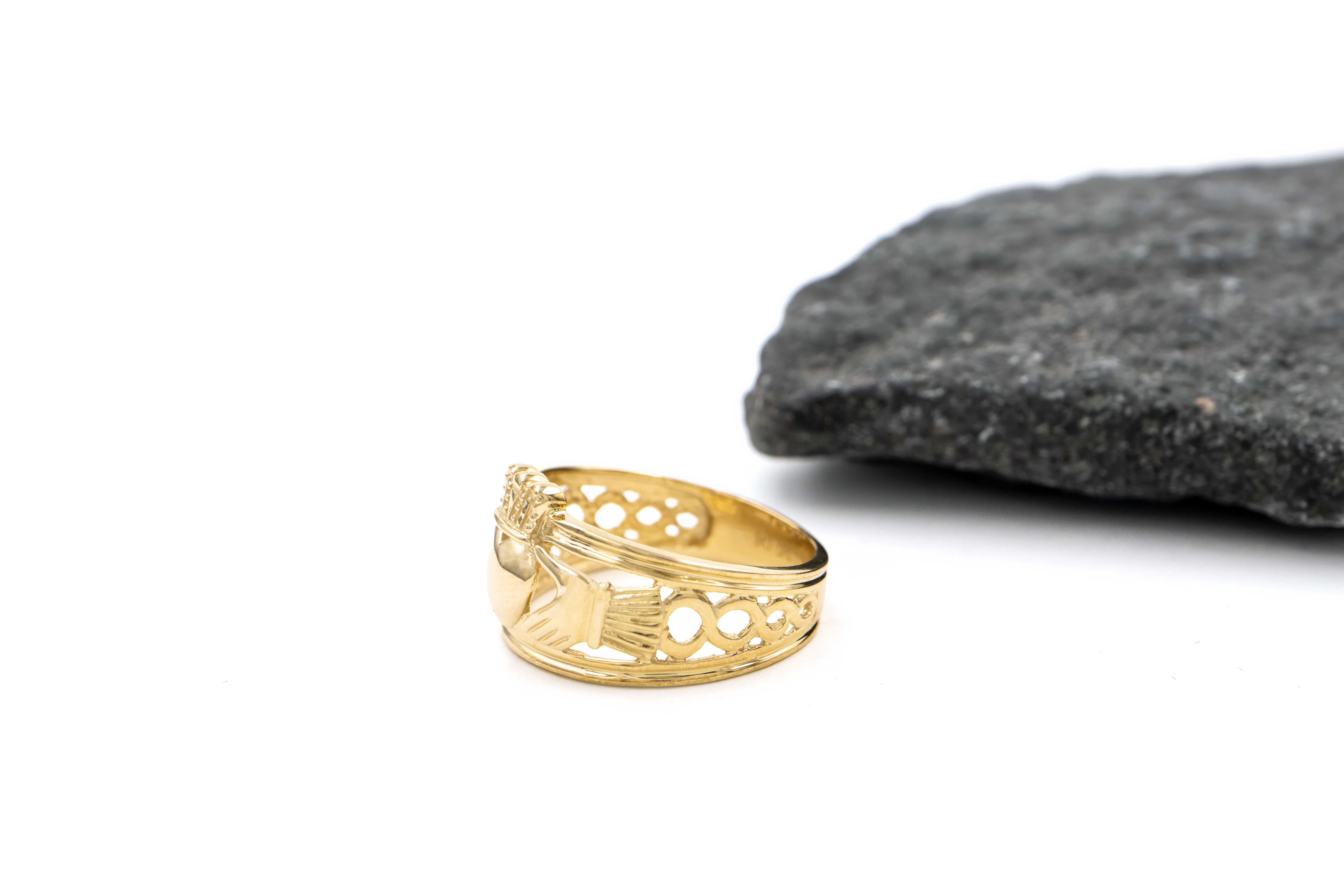 Mens Claddagh Ring in 9K Yellow Gold. Side View.