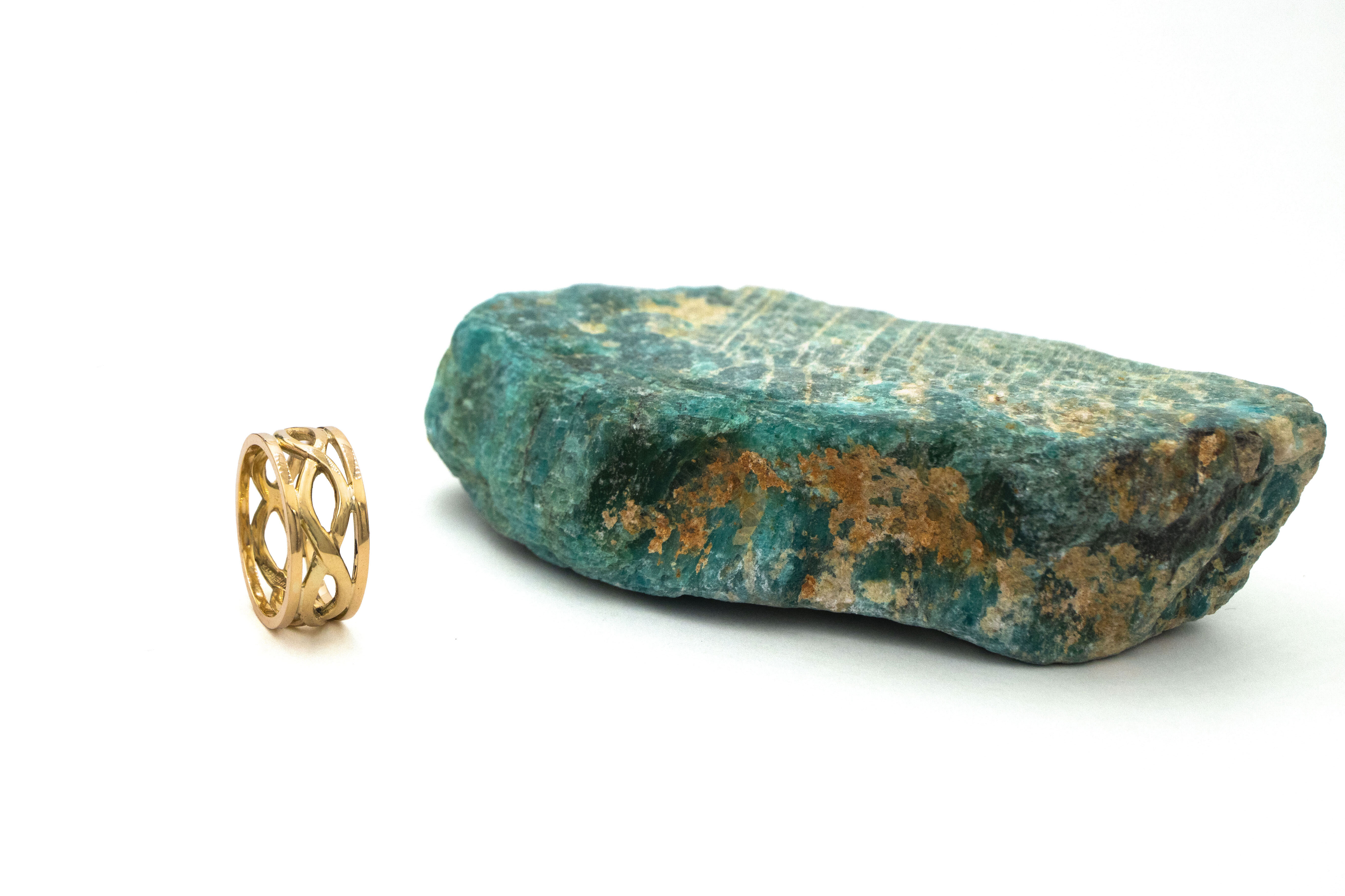 Womens Celtic Knot 7.3mm Ring in Yellow Gold. Side View.