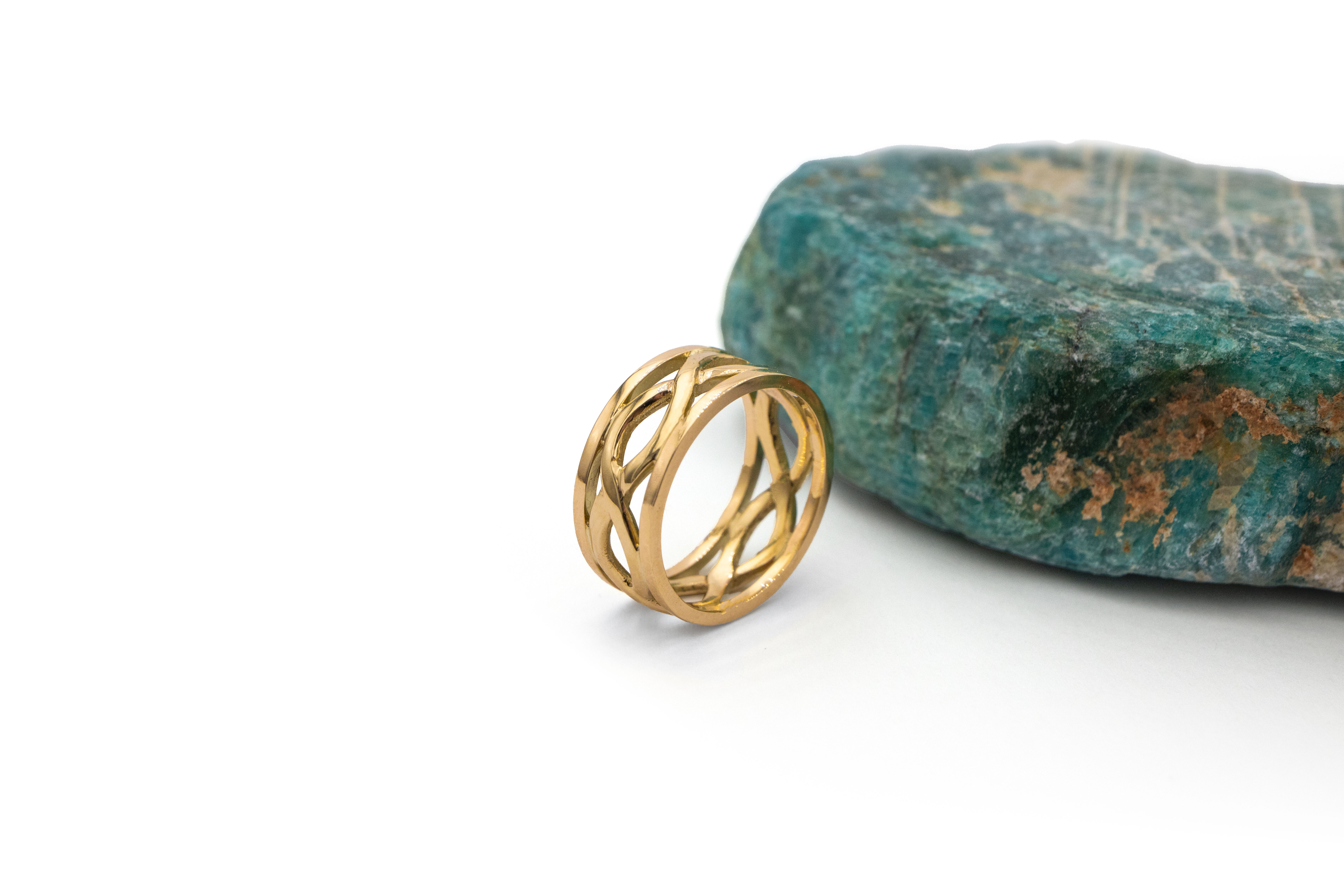 Womens Celtic Knot 7.3mm Ring in Yellow Gold. Side View.