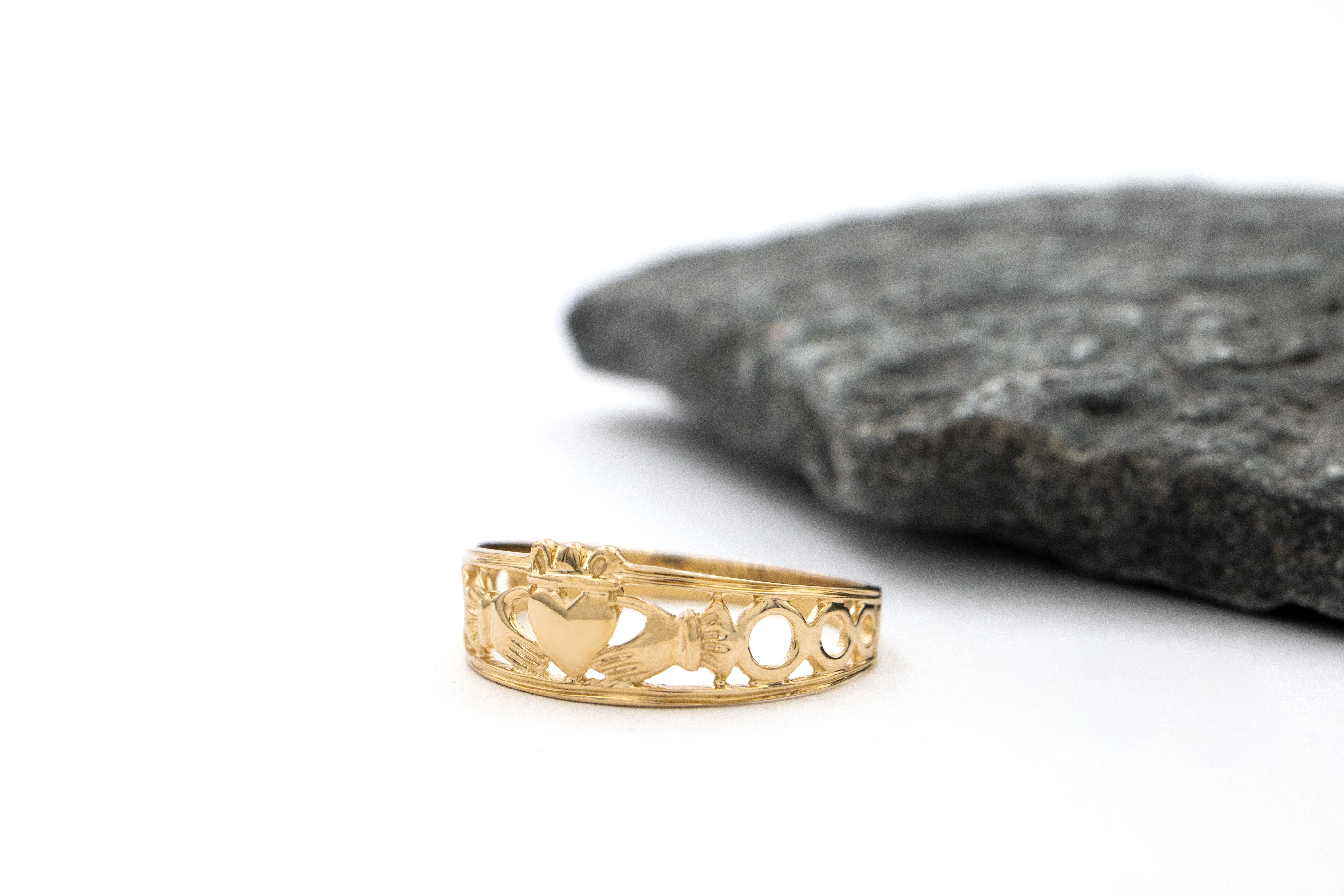 Womens 9K Yellow Gold Claddagh Ring. Side View.