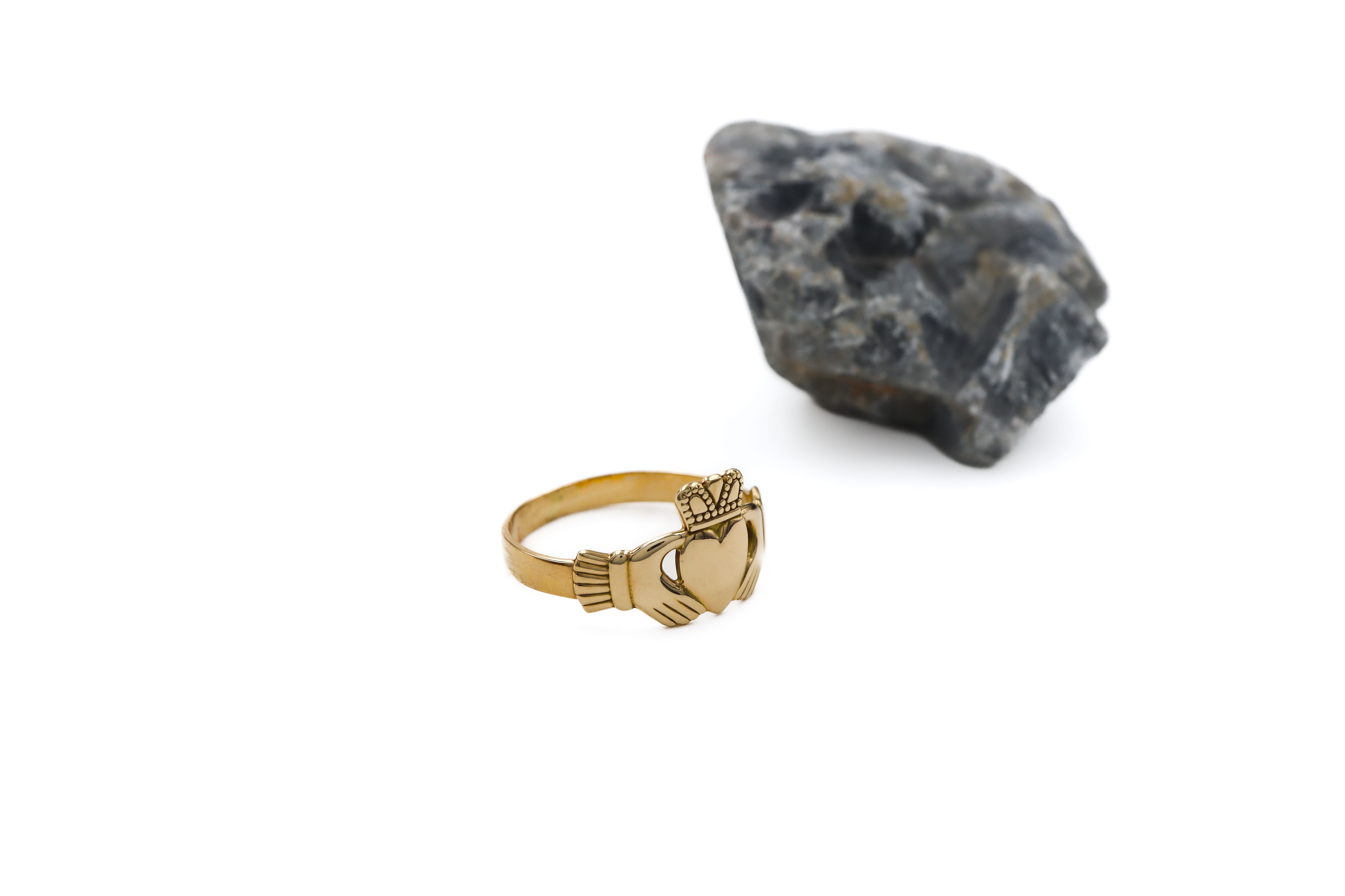 Womens Claddagh Ring in 14K Yellow Gold. Side View.