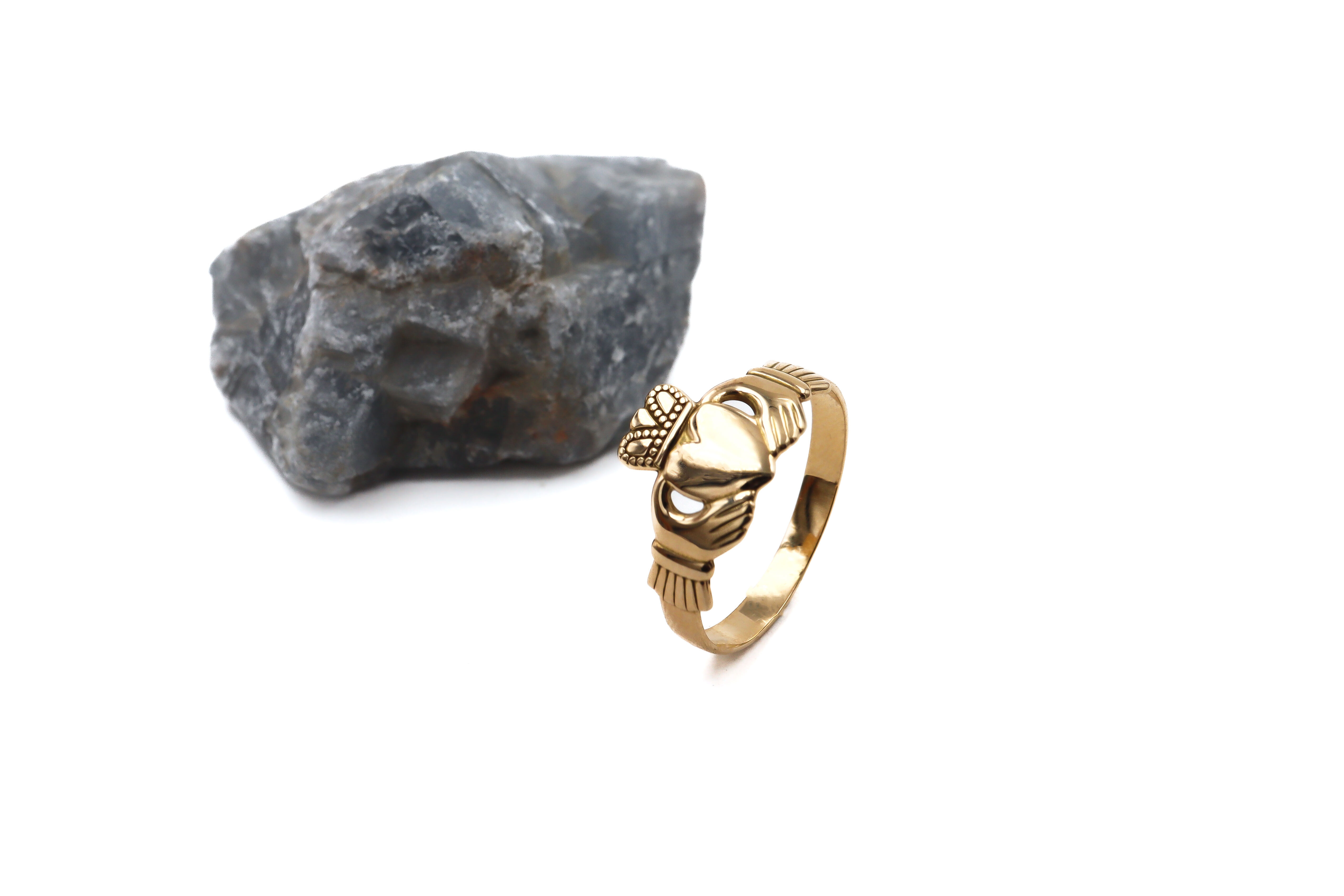 Womens Claddagh Ring in Real 14K Yellow Gold. Side View.