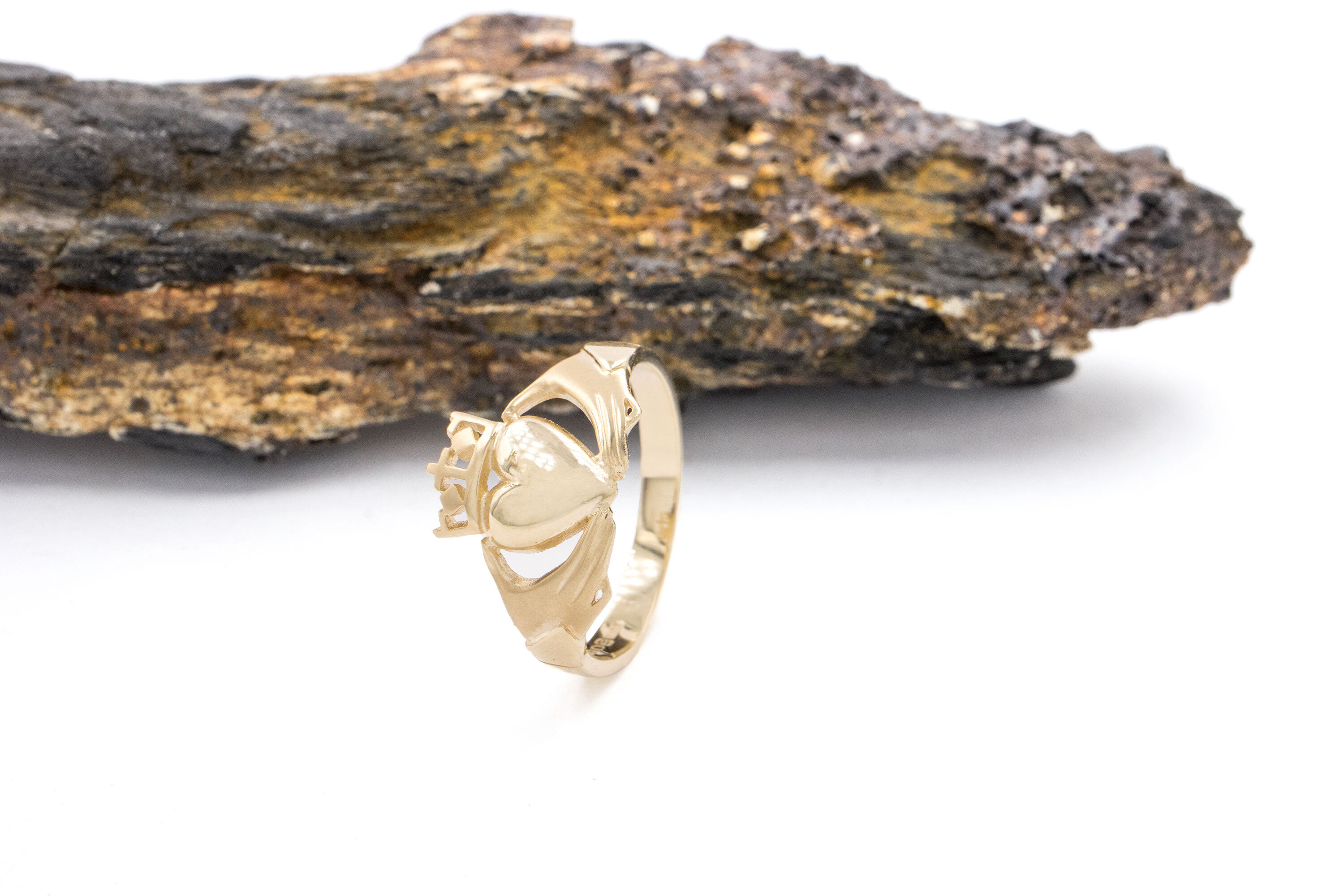 Womens Claddagh Ring in Yellow Gold