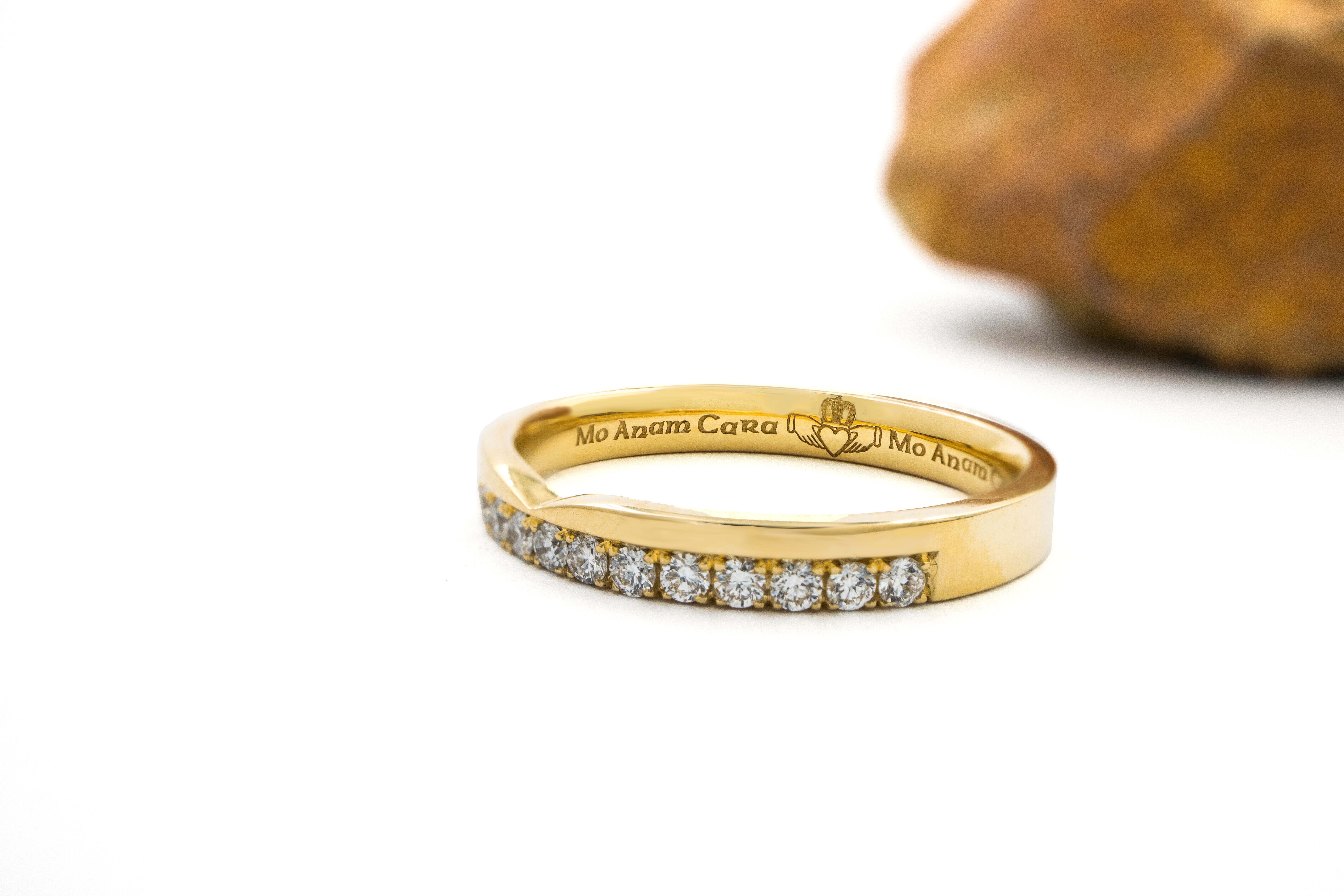 Womens Striking 18K Yellow Gold Mo Anam Cara & Gaelic Ring. Side View.