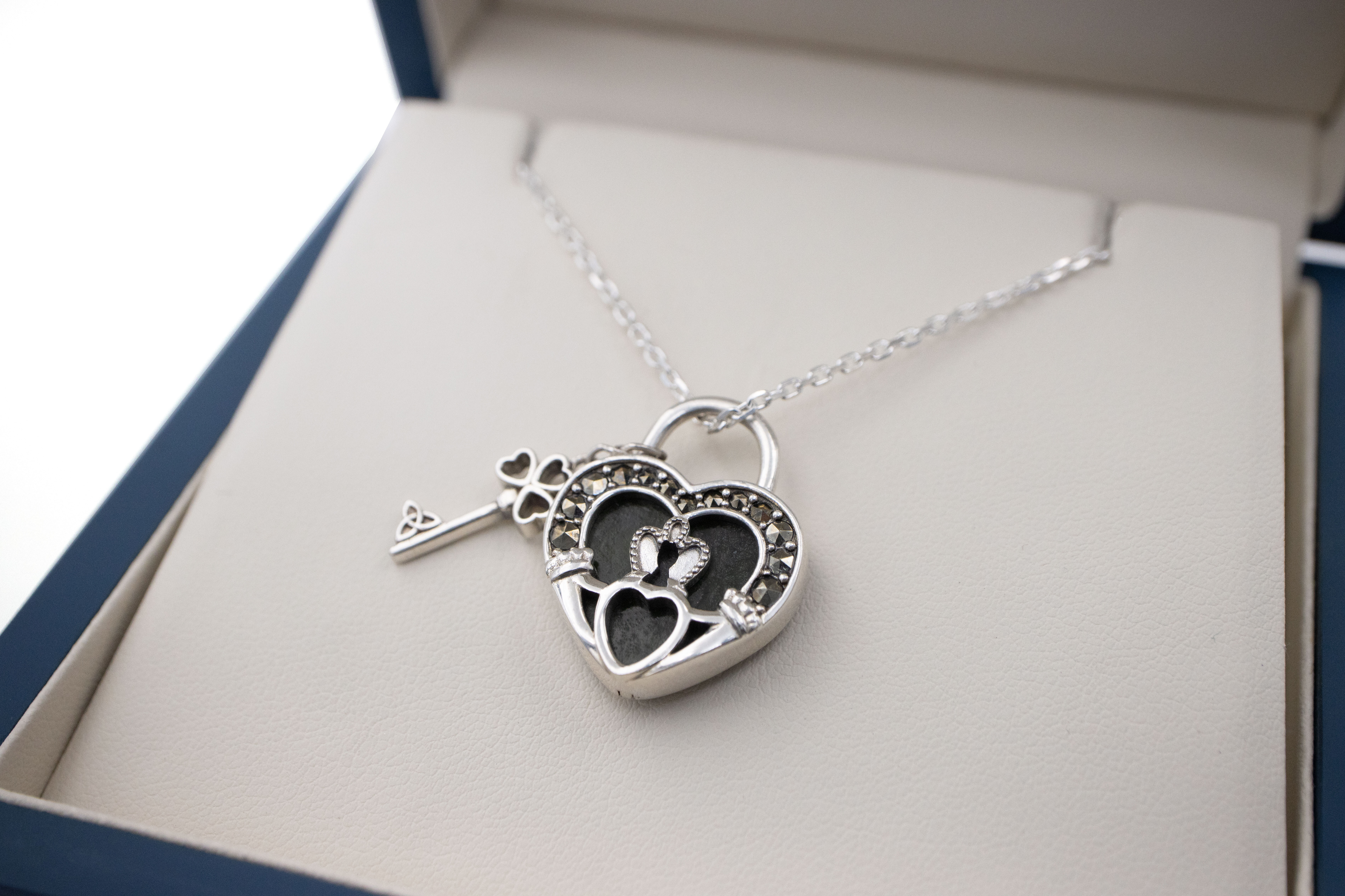Womens Gorgeous Polished Sterling Silver Connemara Marble & Claddagh Necklace. In Luxury Packaging.
