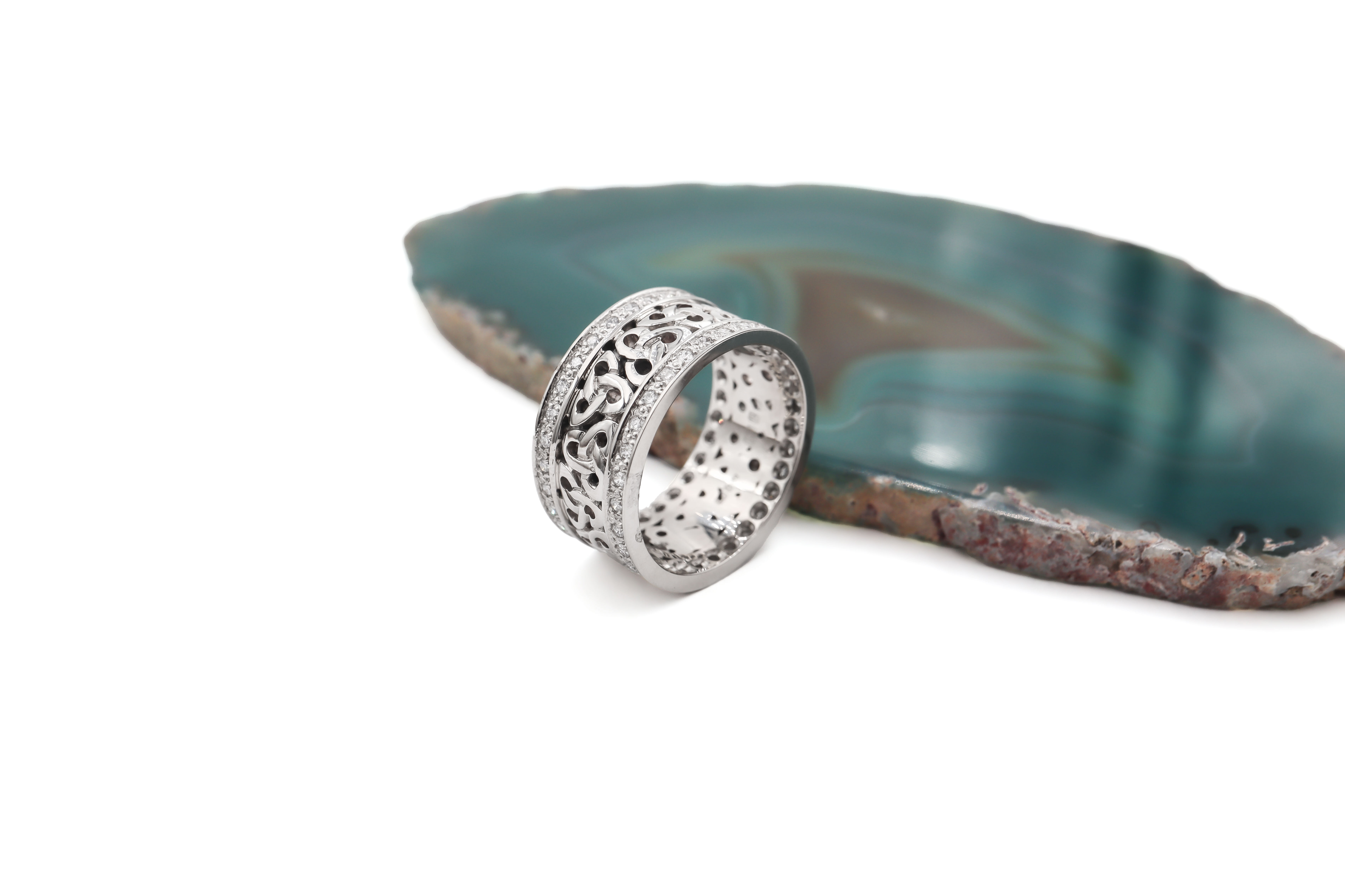Genuine Platinum Trinity Knot 10.0mm Ring With a Polished Finish. Side View.