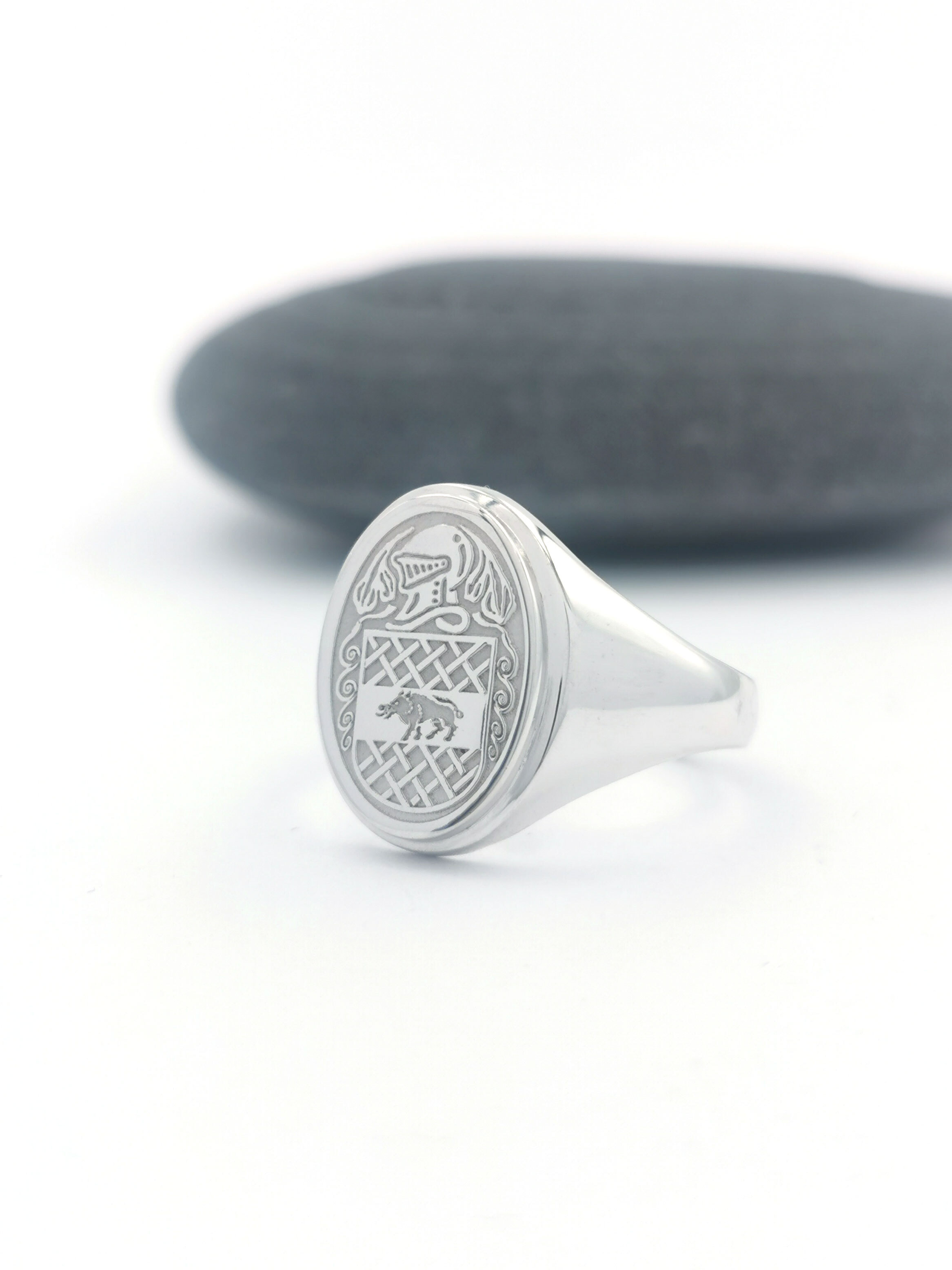 Womens Family Crest 11.3mm Ring in Real White Gold