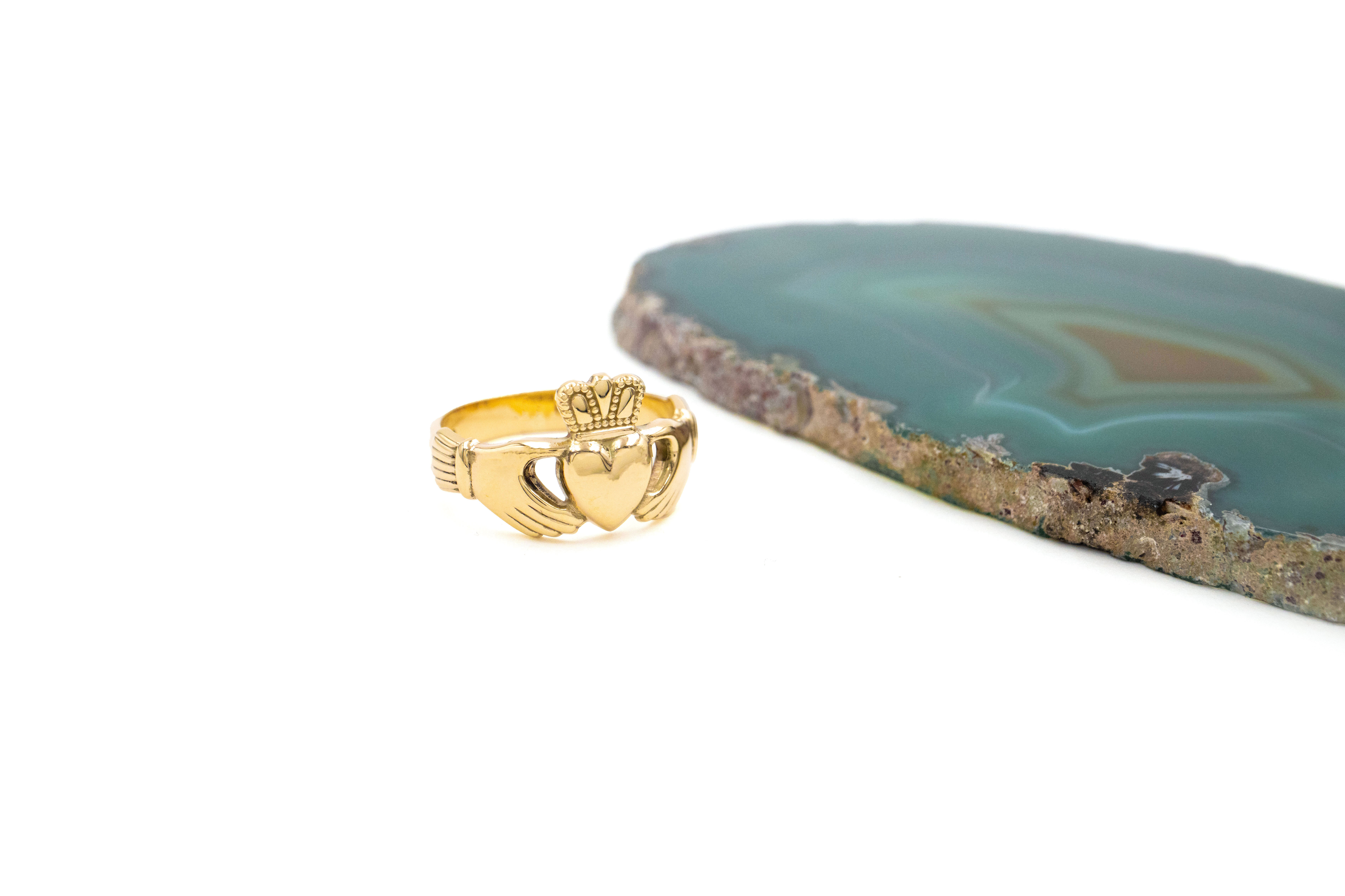 Mens Claddagh 3.0mm Ring in Real 18K Yellow Gold. Side View.