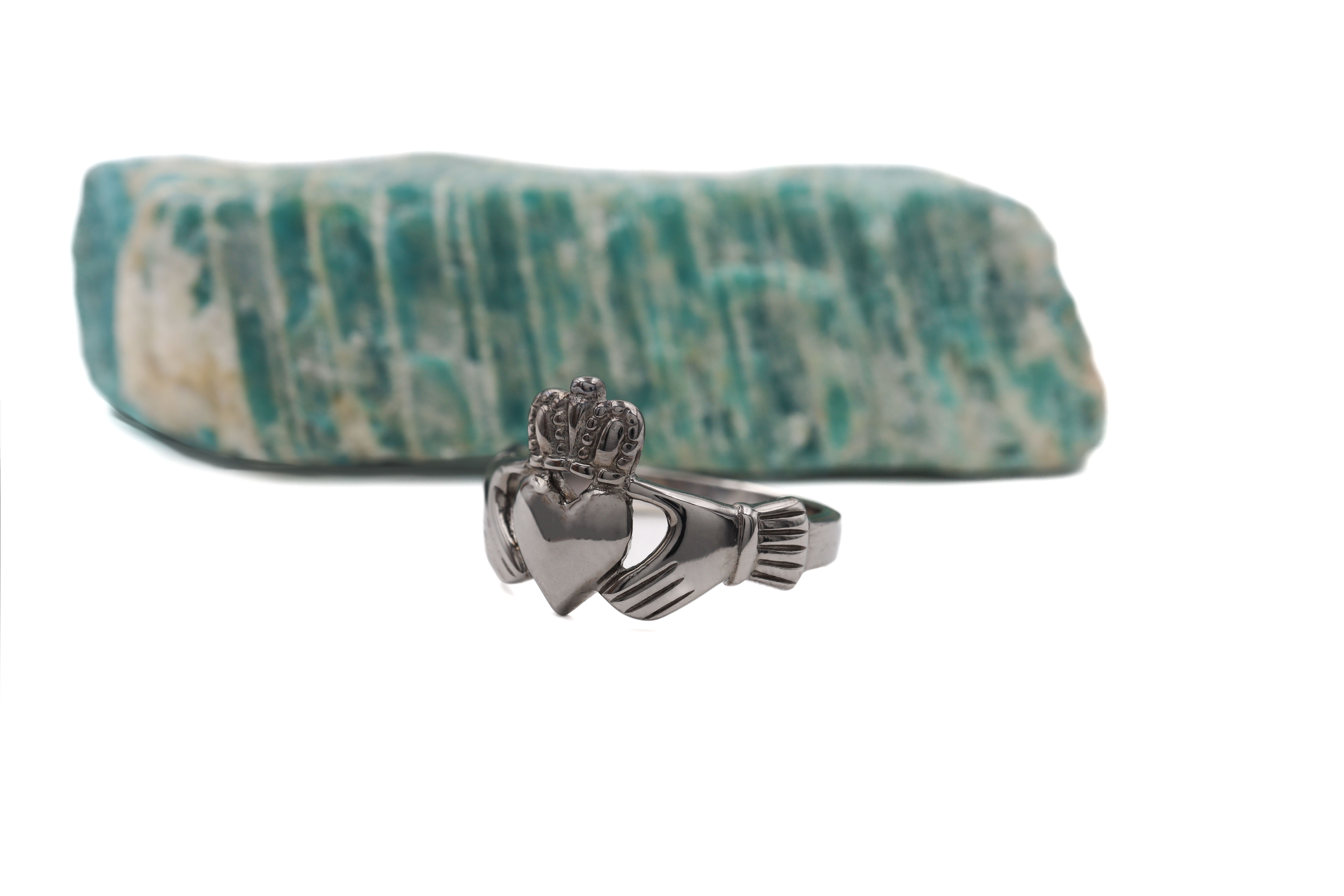 Mens Claddagh 2.0mm Ring in White Gold With a Black Rhodium Finish. Side View.