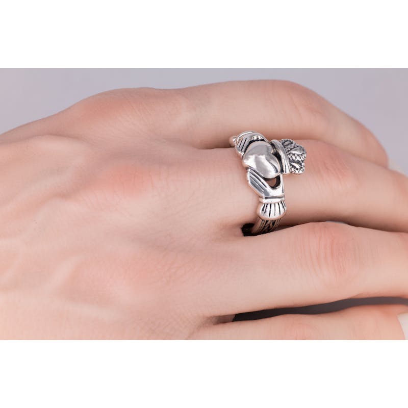 Famous People Can Men Wear Claddagh Rings Claddagh Ring Woman Kiss