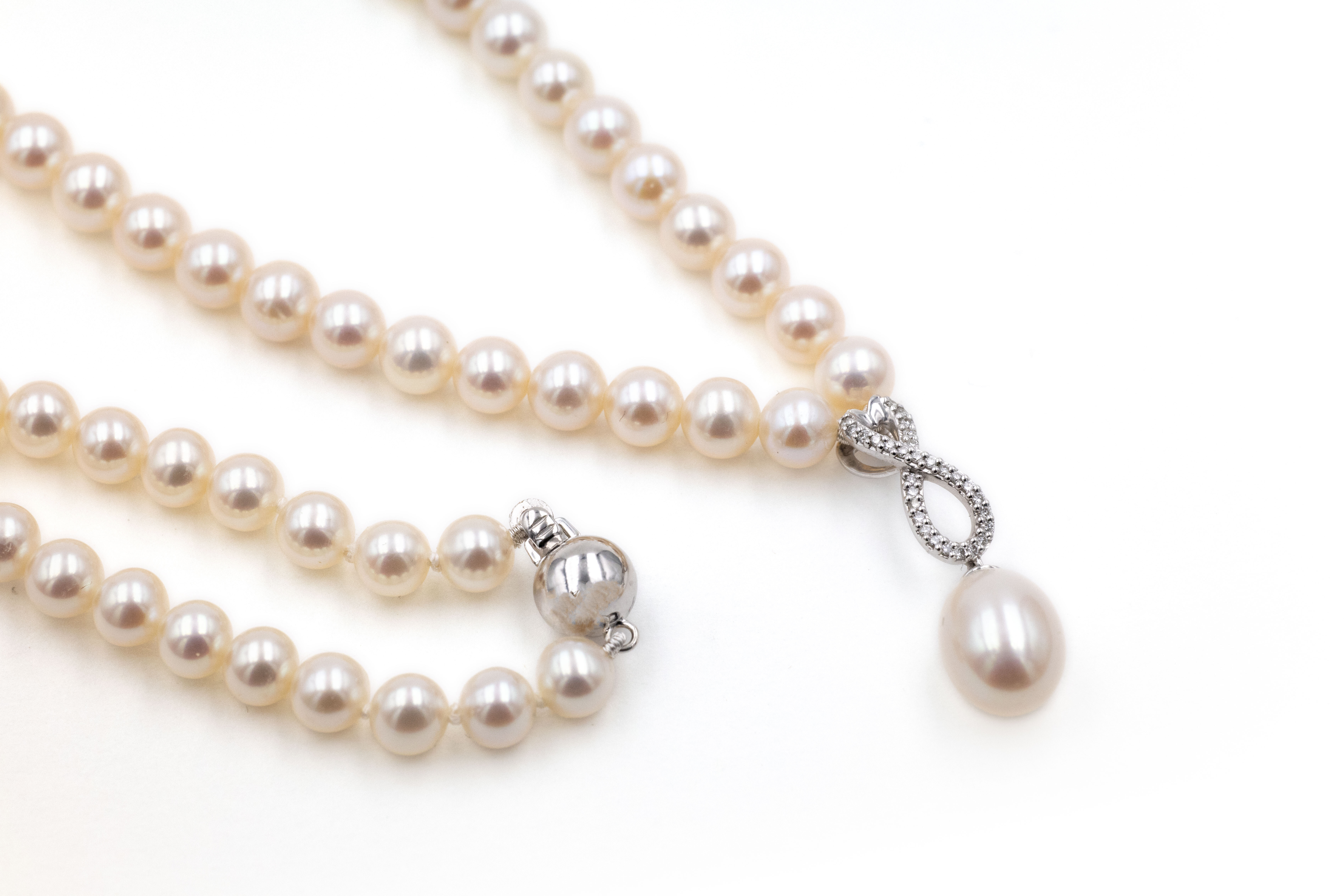 Womens Striking Yellow Gold Celtic Knot Necklace