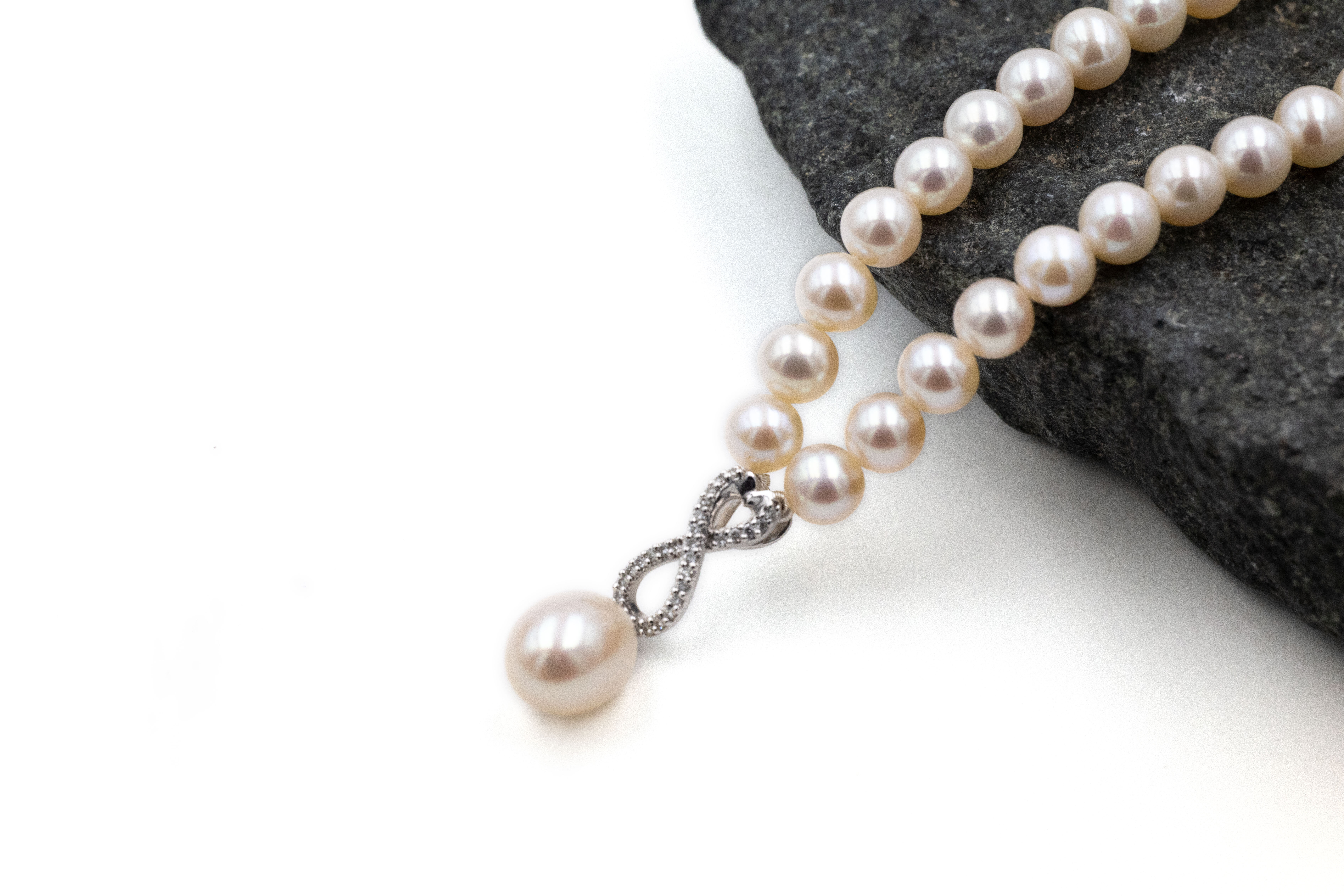 Womens Celtic Knot Necklace in Yellow Gold