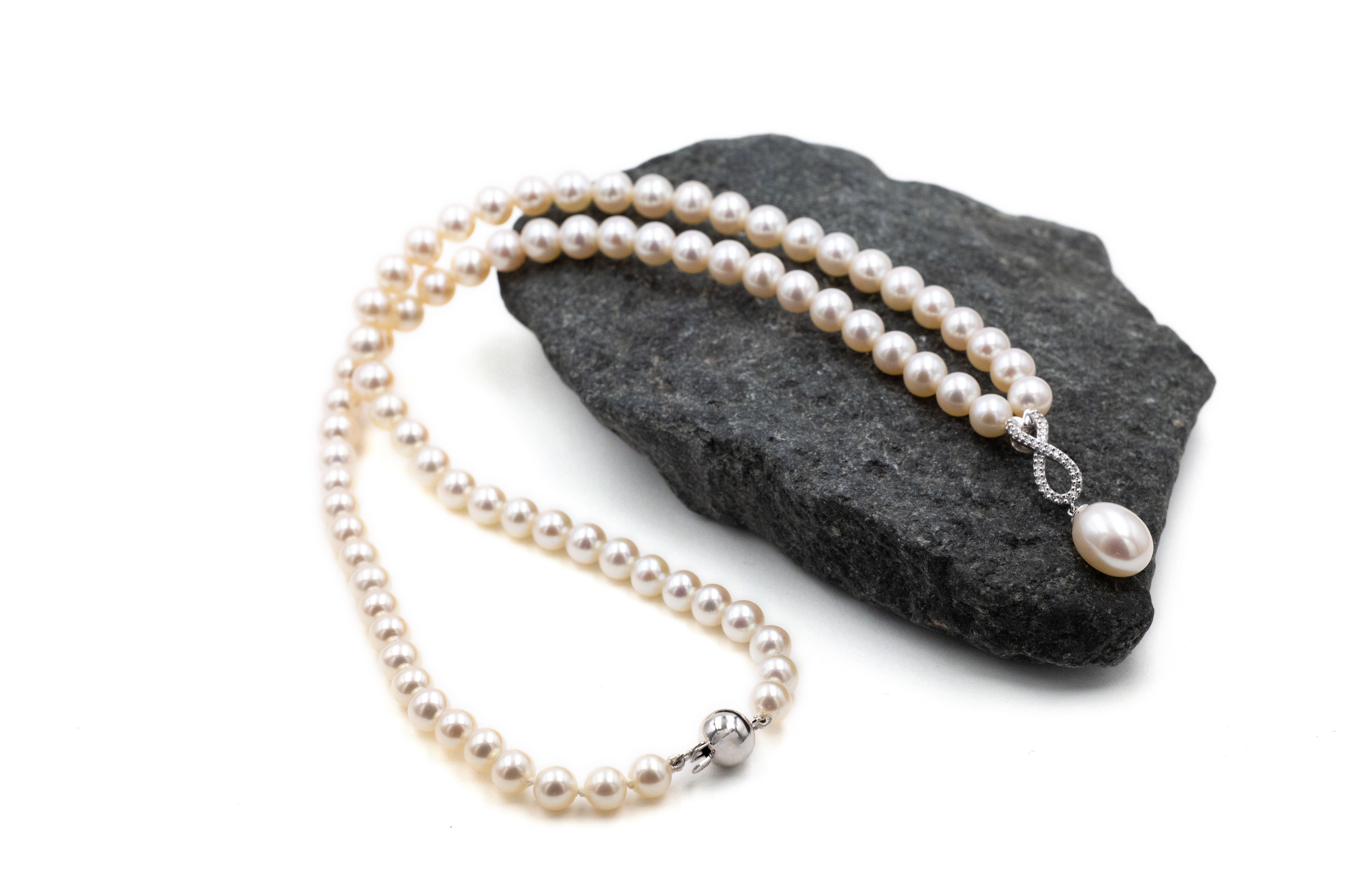 Womens Yellow Gold Celtic Knot Necklace