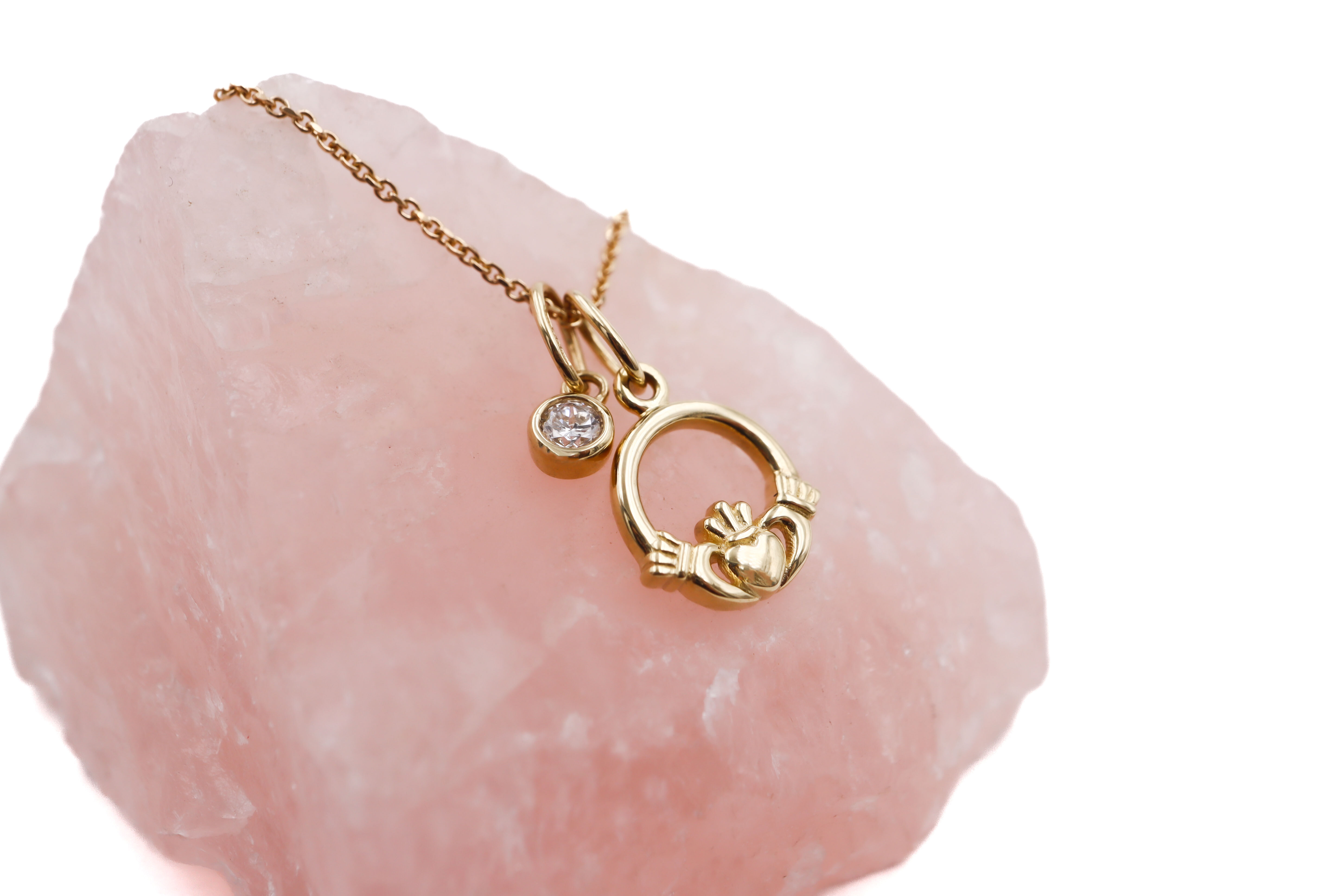 Petite Womens Attractive Polished Yellow Gold Claddagh Necklace