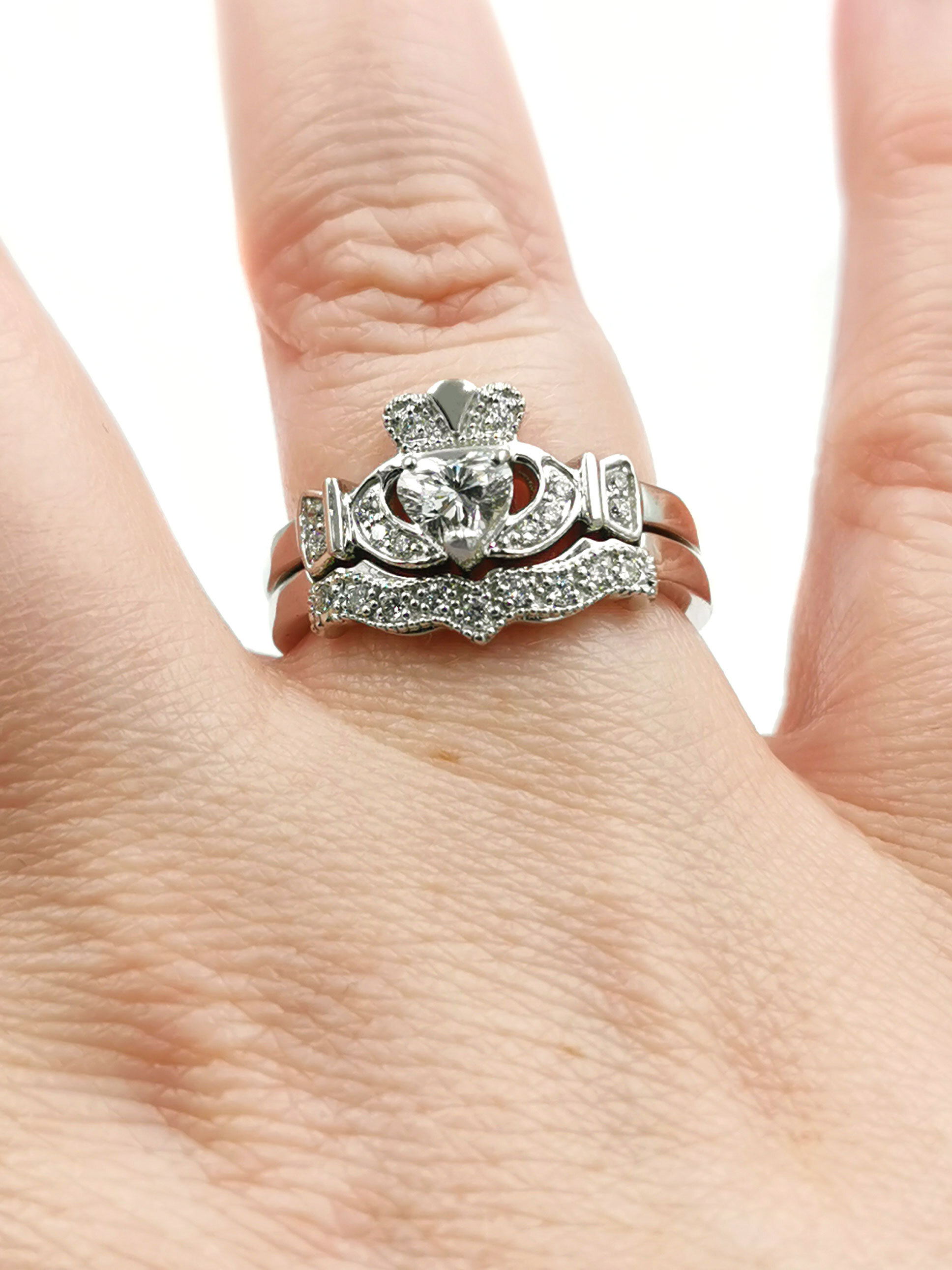 Simple claddagh online ring