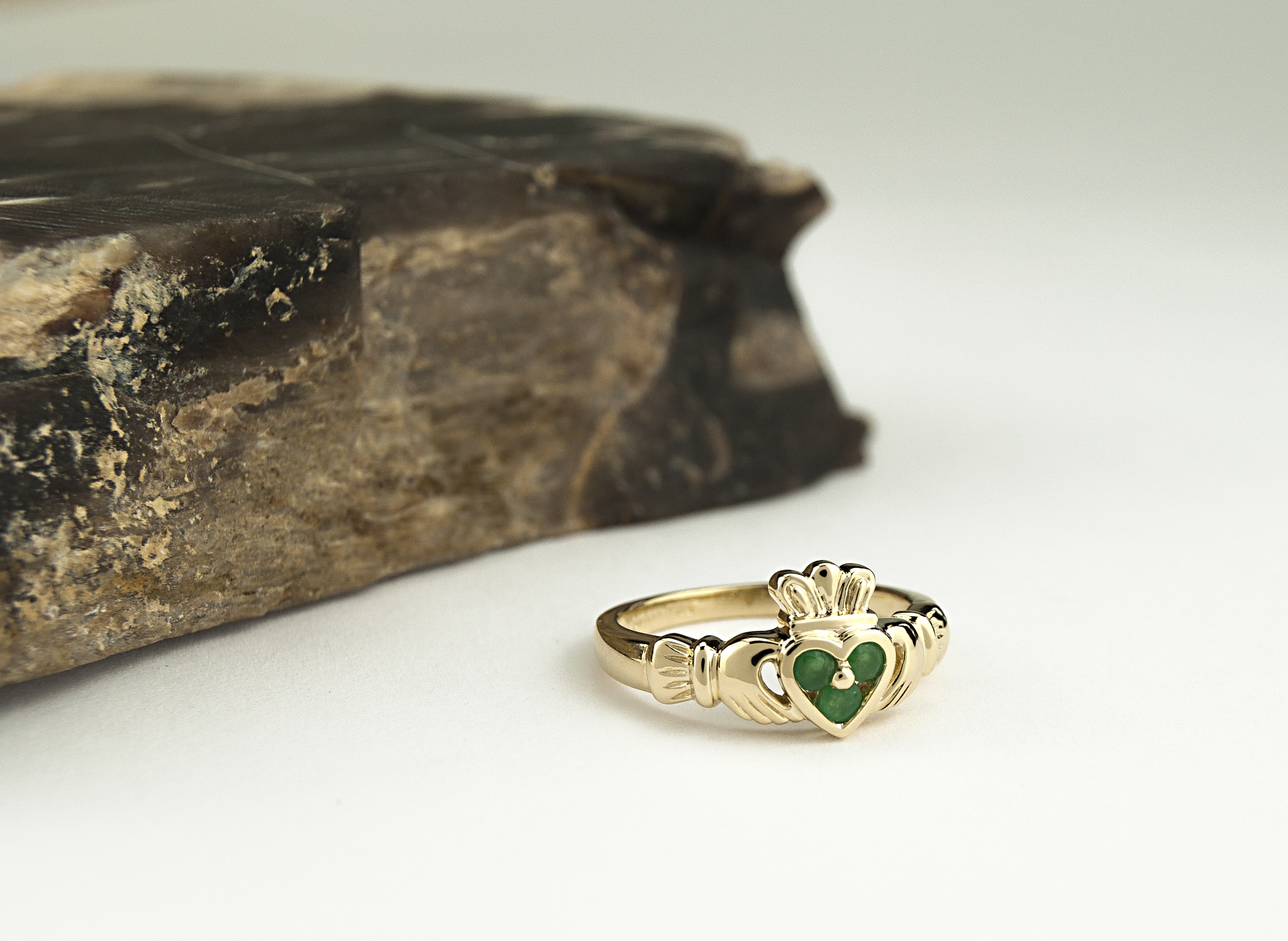 Womens Claddagh 2.5mm Ring in Yellow Gold