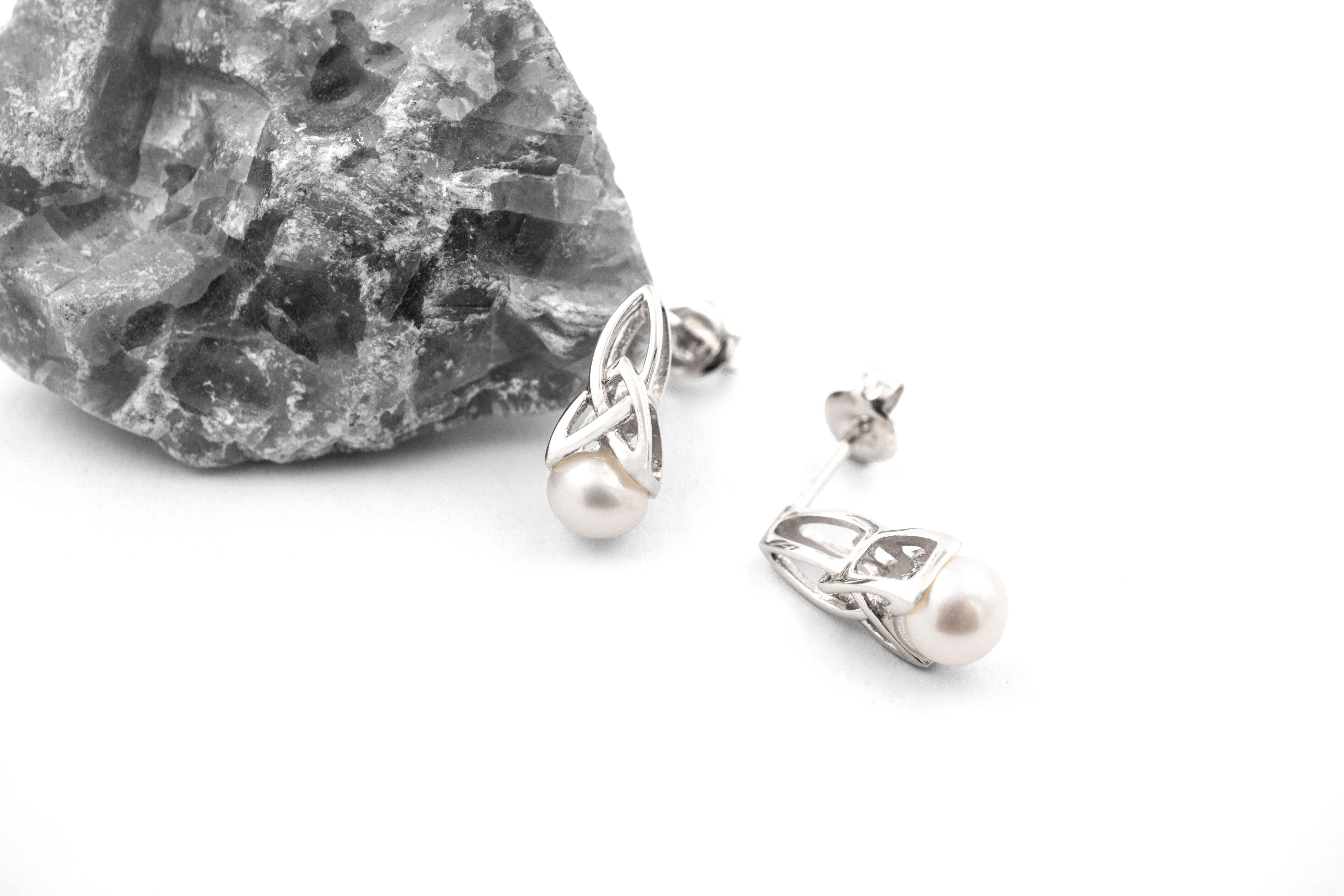 Silver Trinity Knot Pearl earrings 1