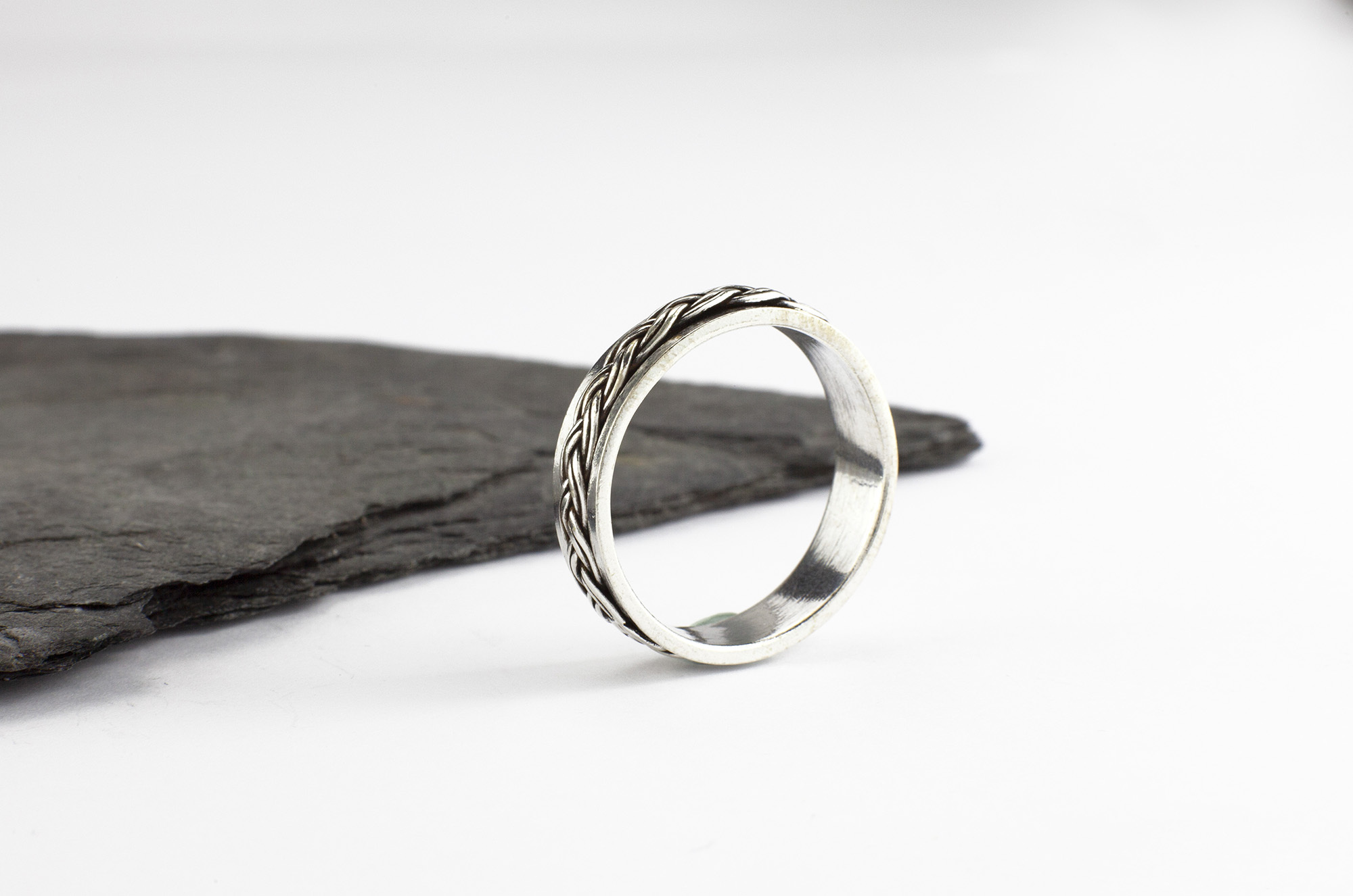 Gorgeous Sterling Silver Celtic Knot Ring. Side View.