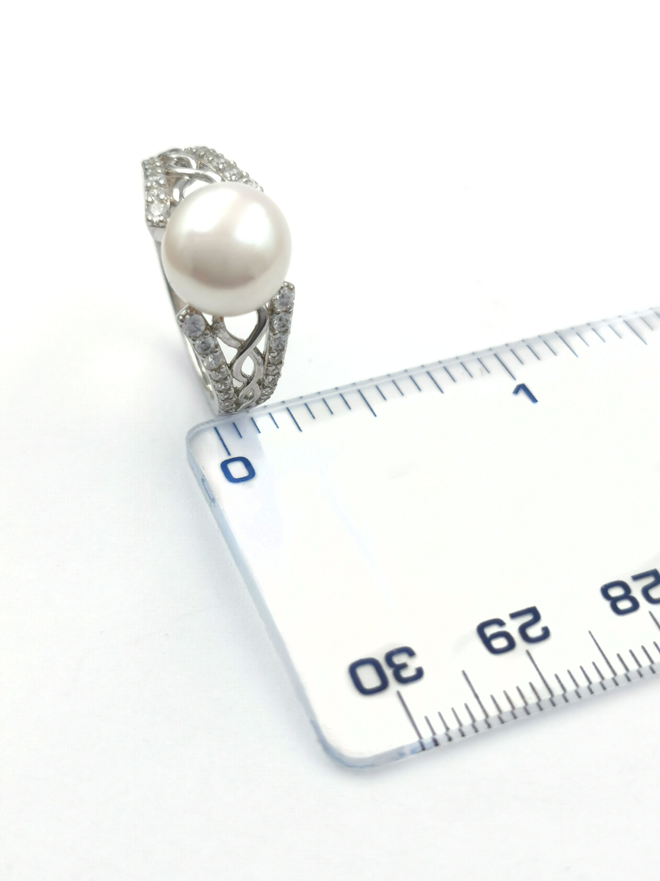 Womens Attractive Sterling Silver Celtic Knot Ring. Picture For Scale.