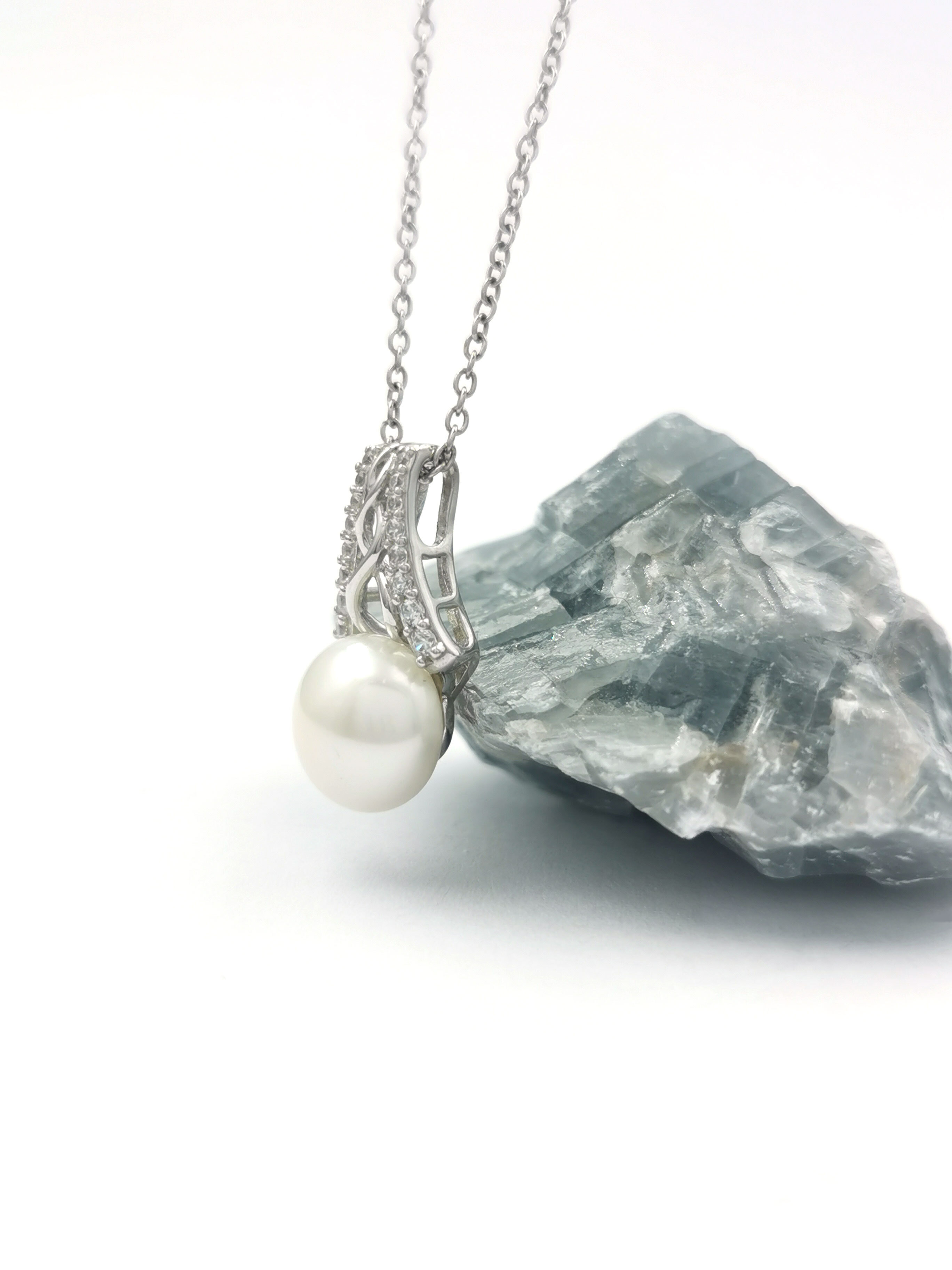 Attractive Sterling Silver Celtic Knot Gift Set For Women. Side View.