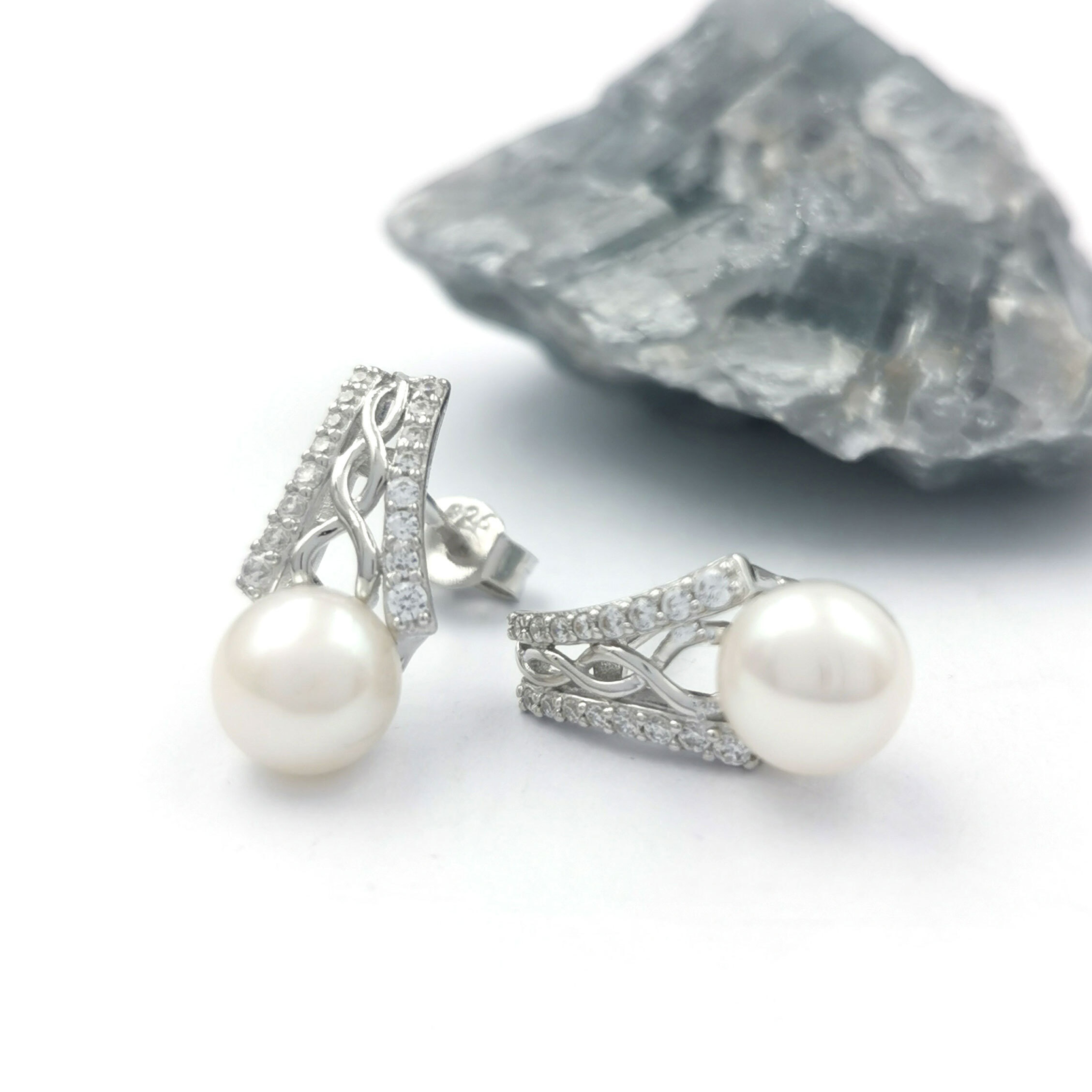 Pearl 2025 knot earrings