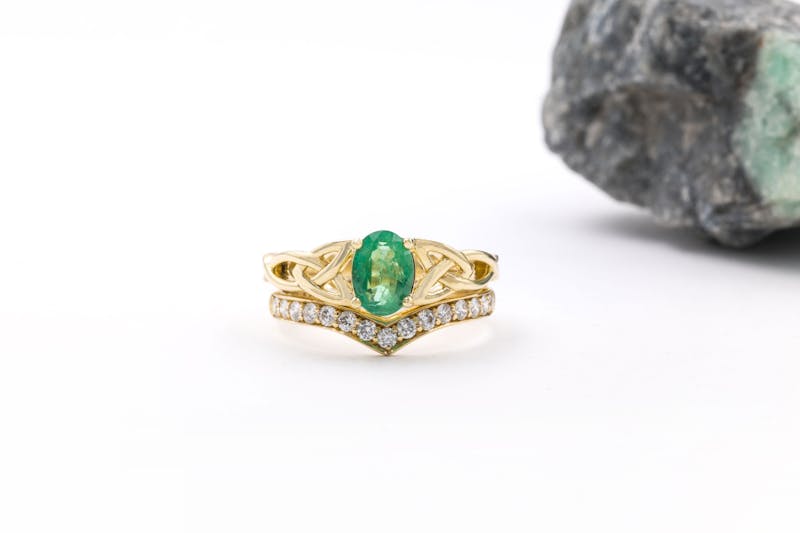 Womens Polished Trinity Knot 0.70ct Natural Emerald Ring in Real Yellow Gold