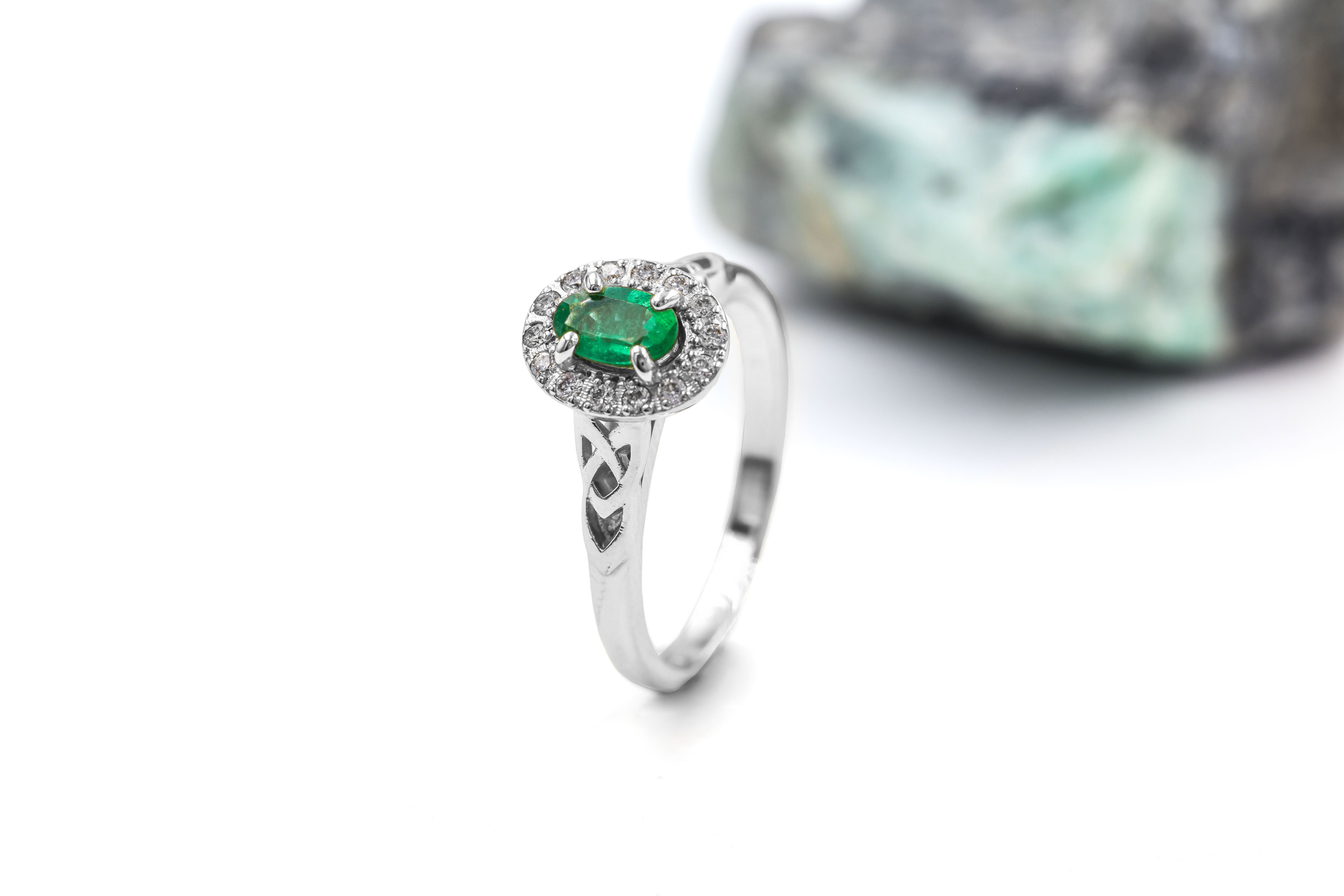 Womens Polished Platinum 950 Trinity Knot Ring. Side View.