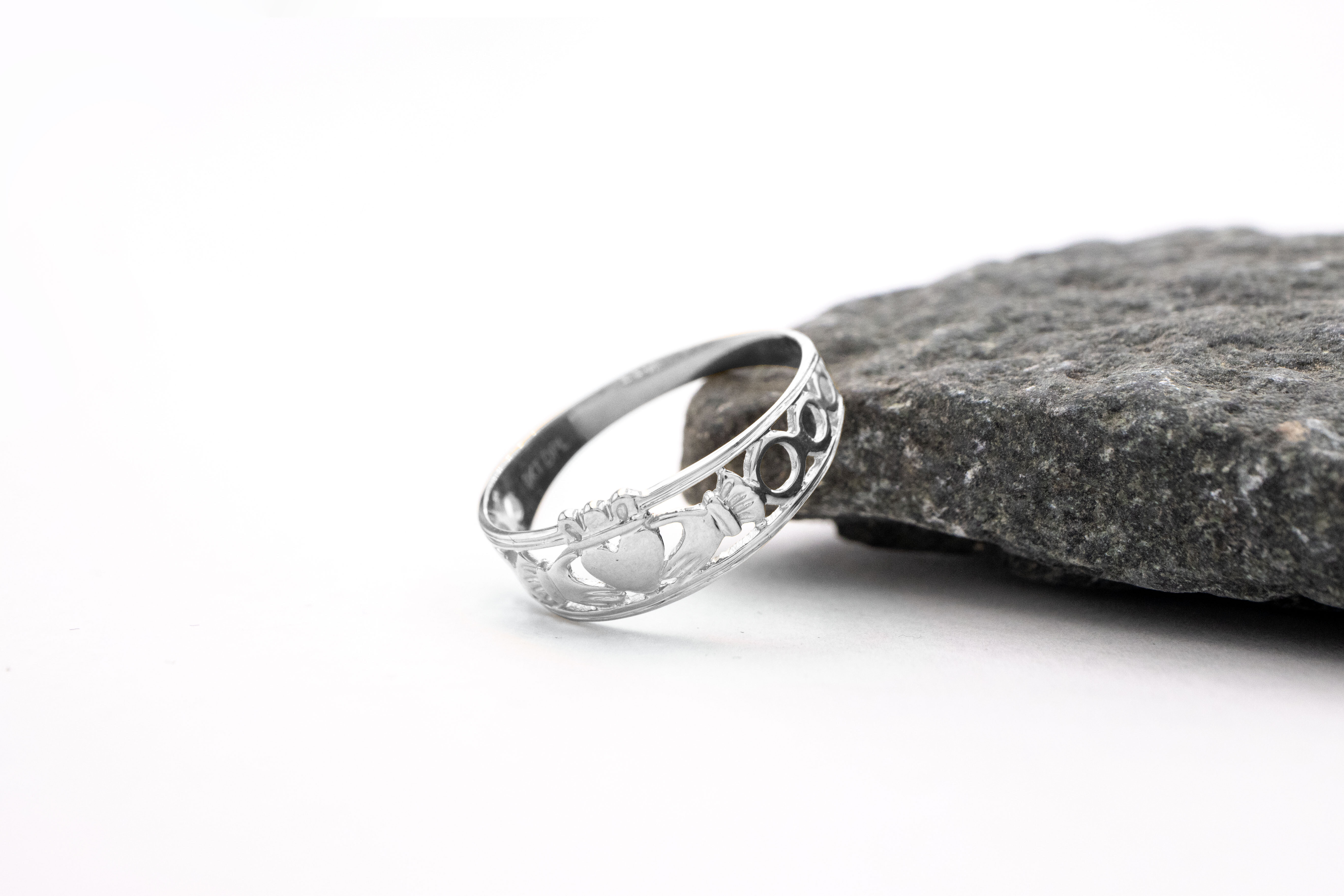 Womens Claddagh 8.0mm Ring in White Gold. Side View.