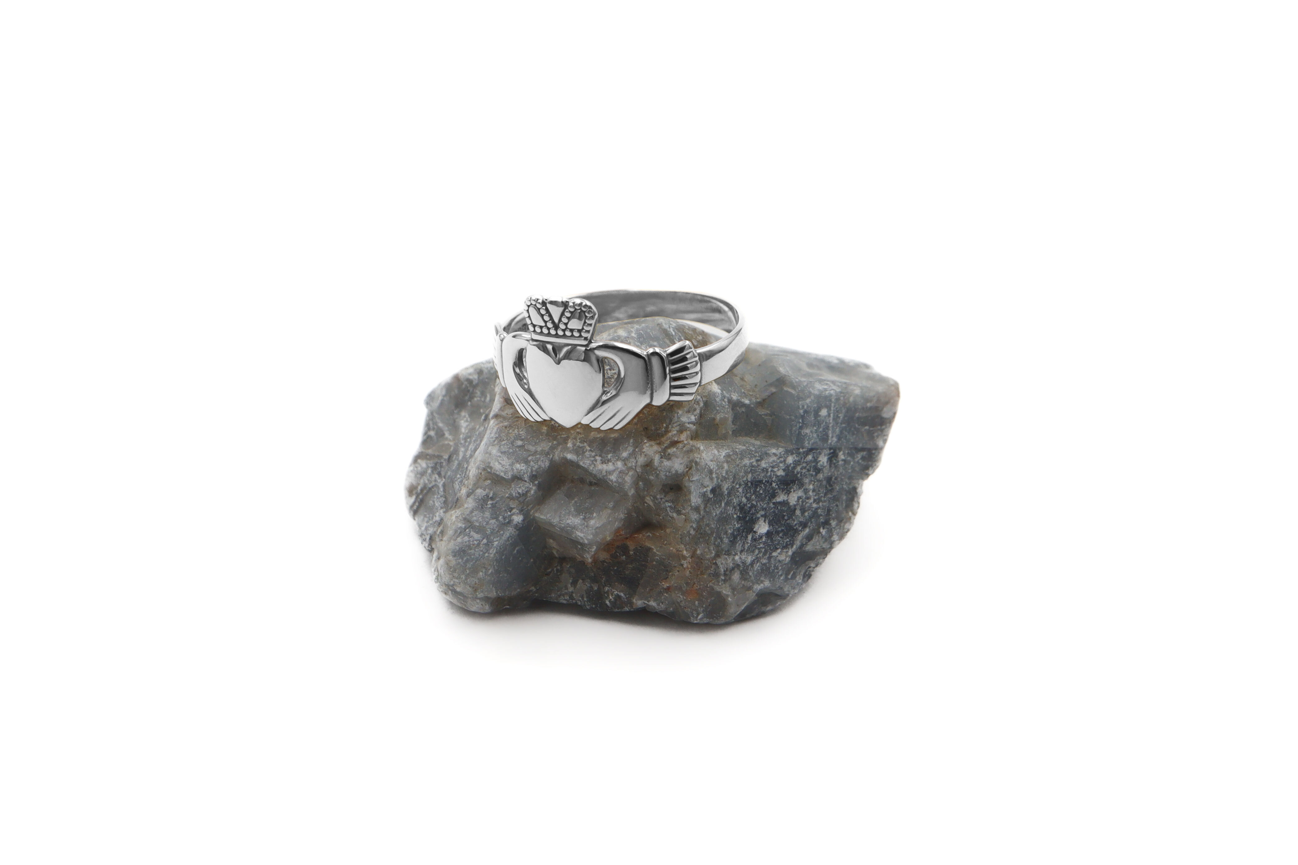 Luxurious White Gold Claddagh Ring For Women