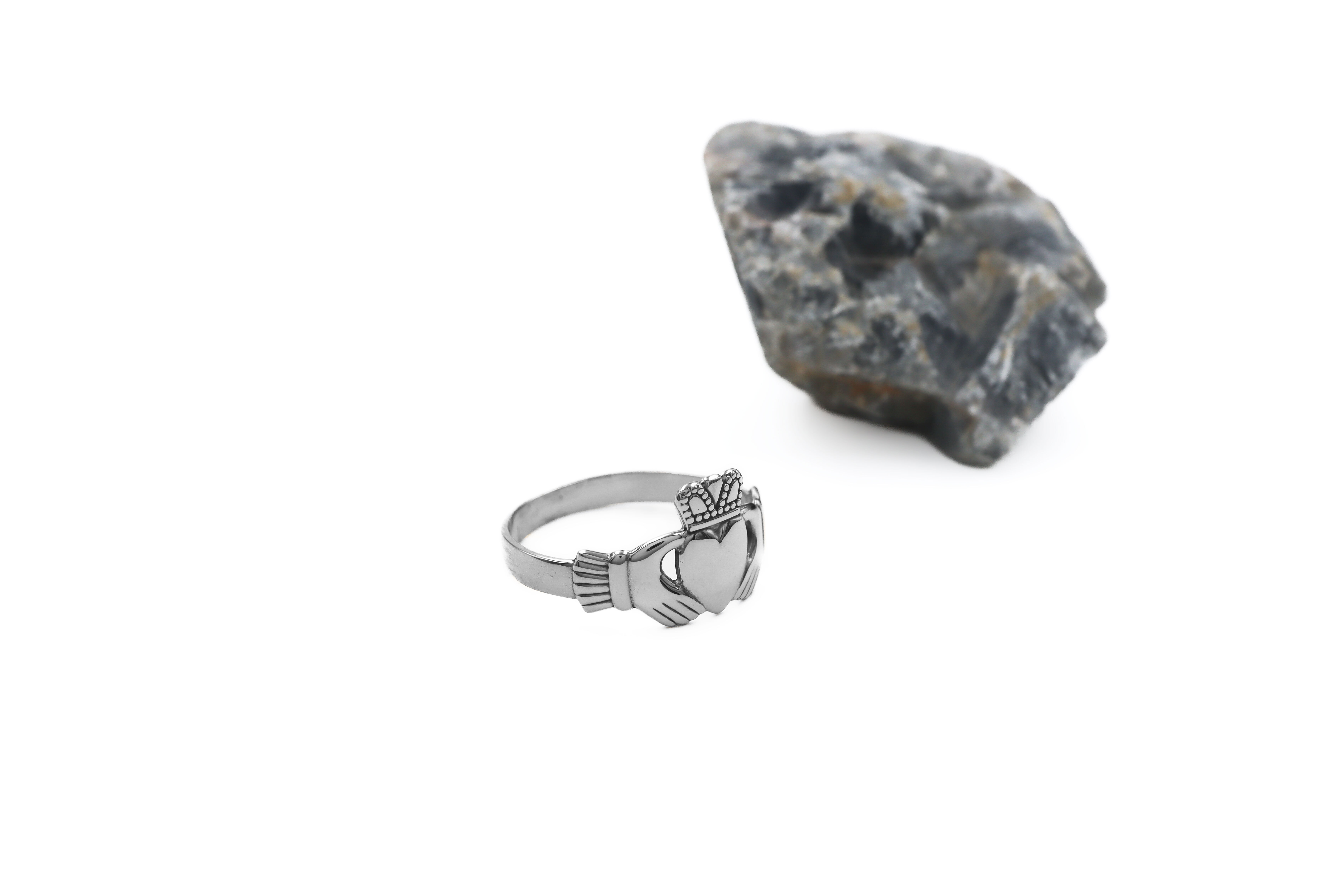 Attractive White Gold Claddagh Ring For Women. Side View.