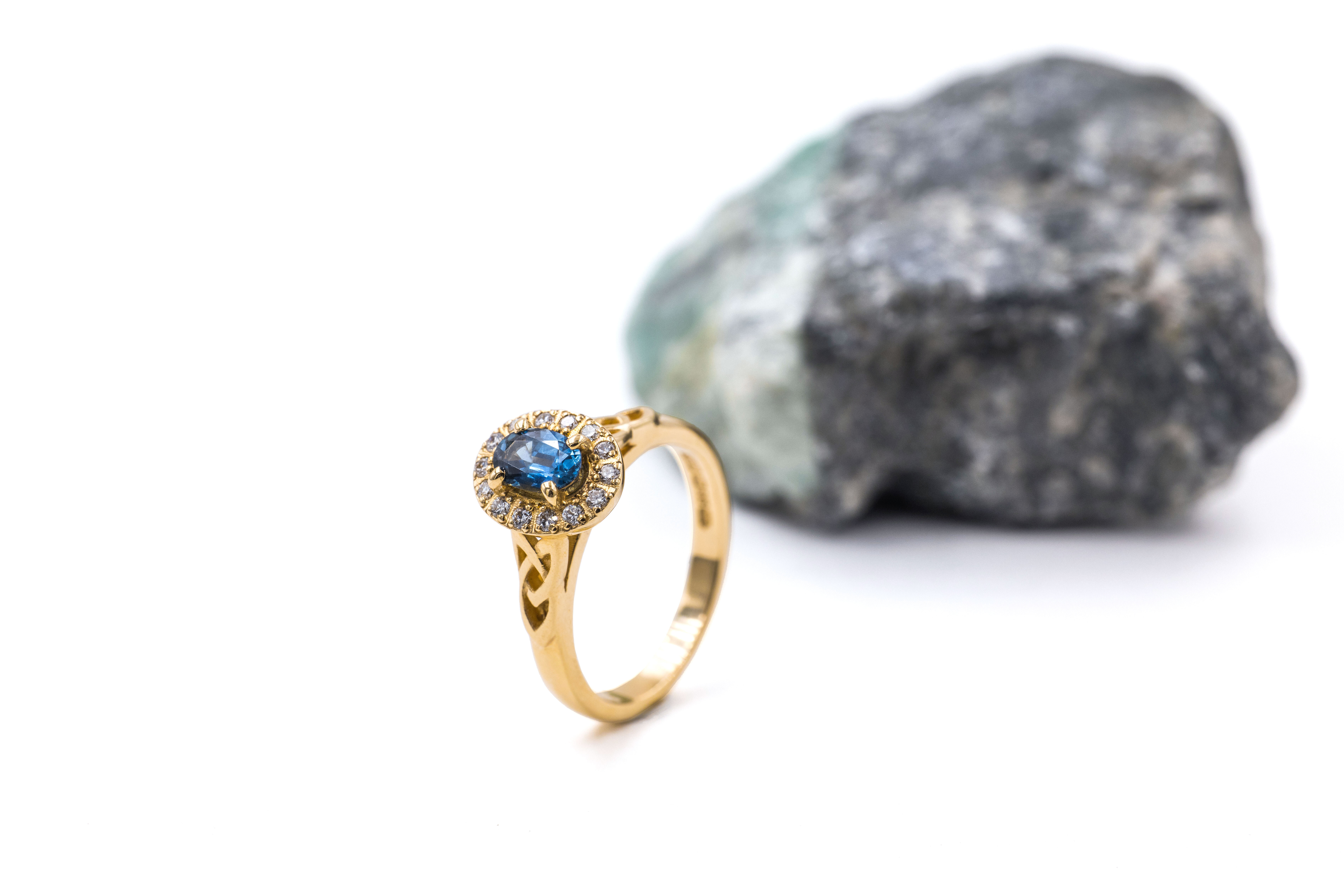 Womens 18K Yellow Gold Trinity Knot Ring. Side View.