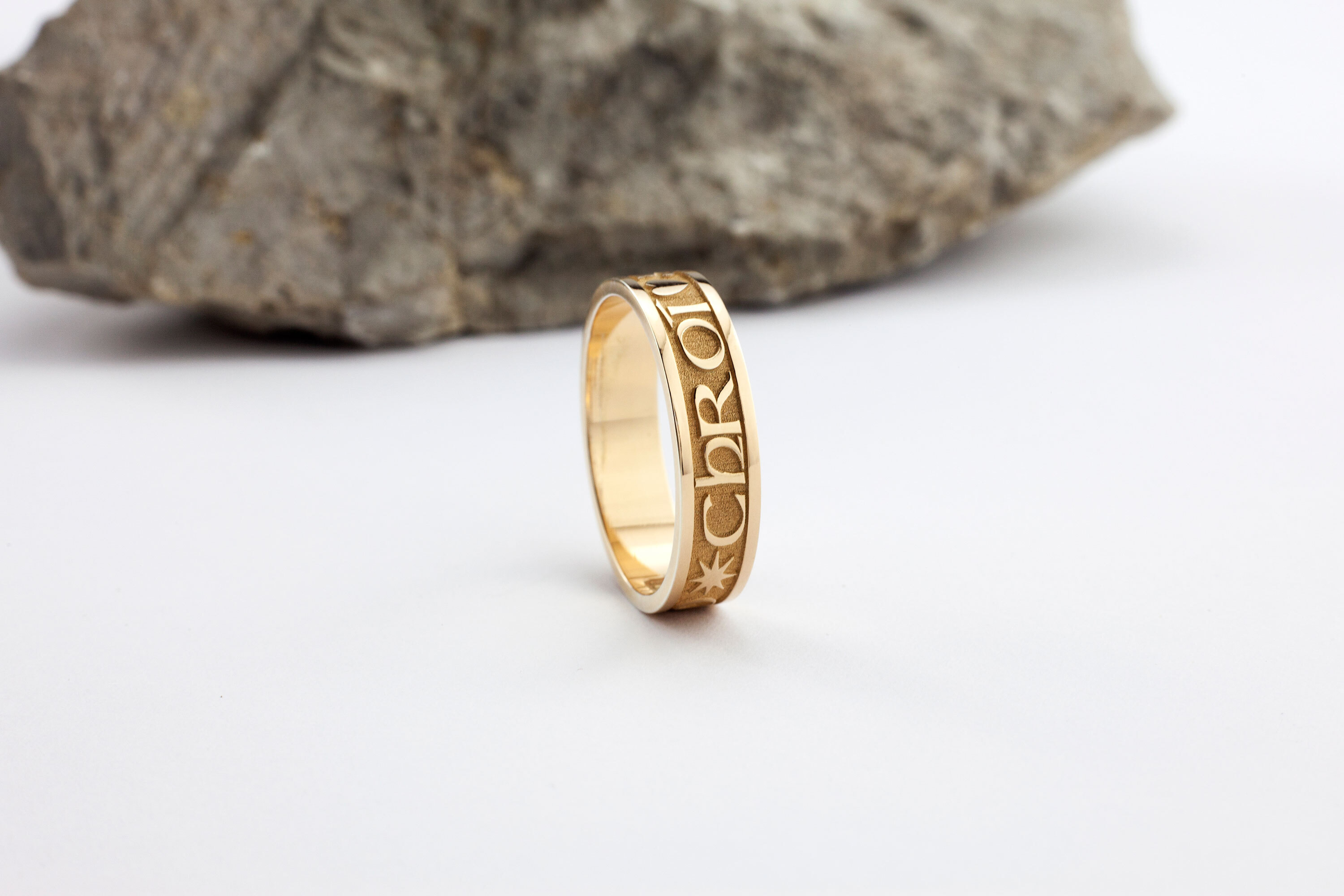 Womens Striking 14K Yellow Gold Gaelic 7.0mm Ring