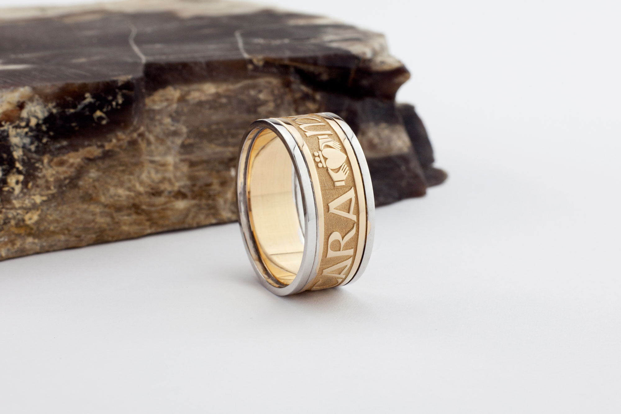 Attractive 14K Yellow Gold & White Gold Mo Anam Cara 9.0mm Ring For Men