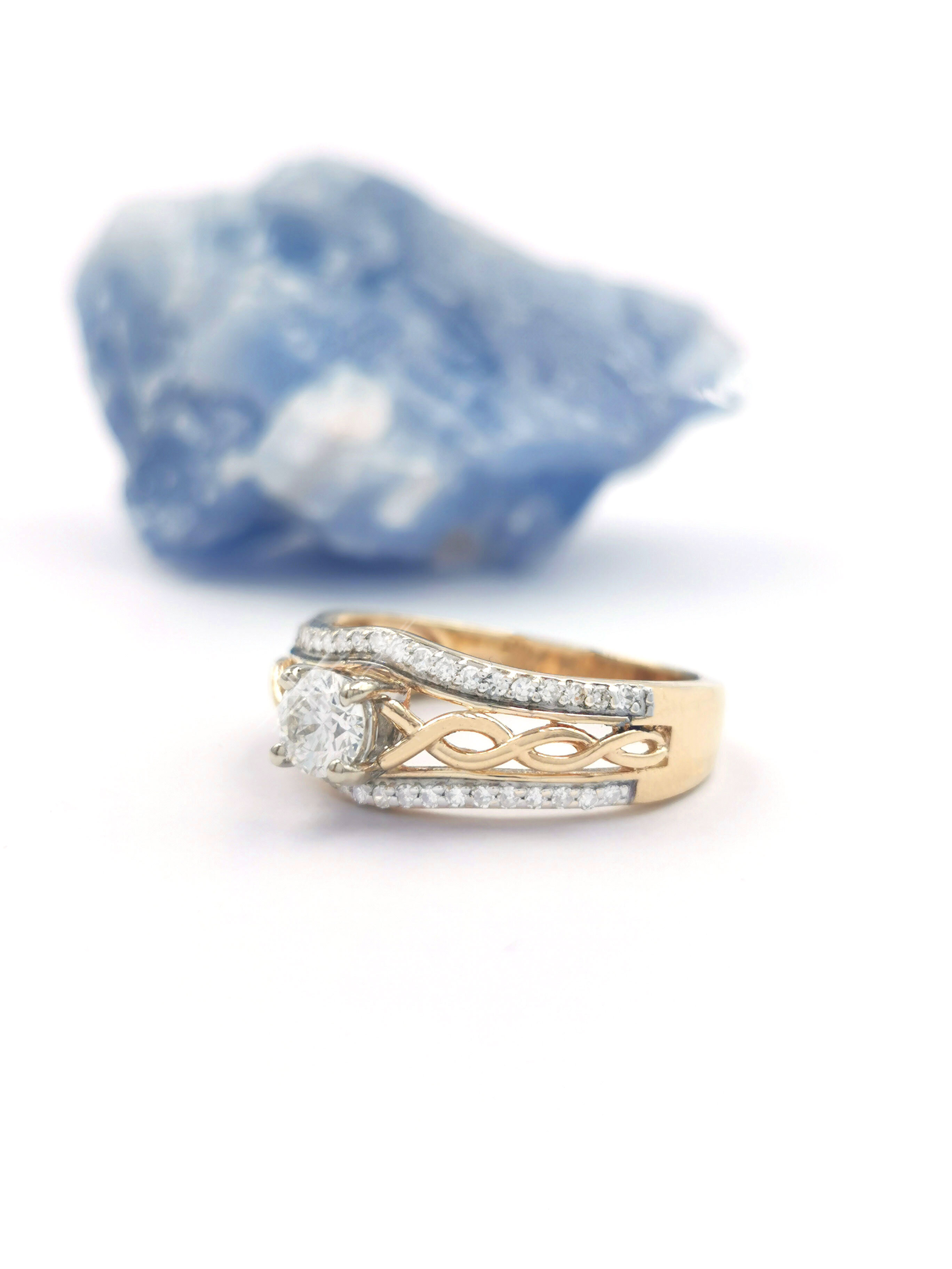 Attractive 14K Yellow Gold Celtic Knot 0.33ct Natural Diamond Ring For Women. Side View.