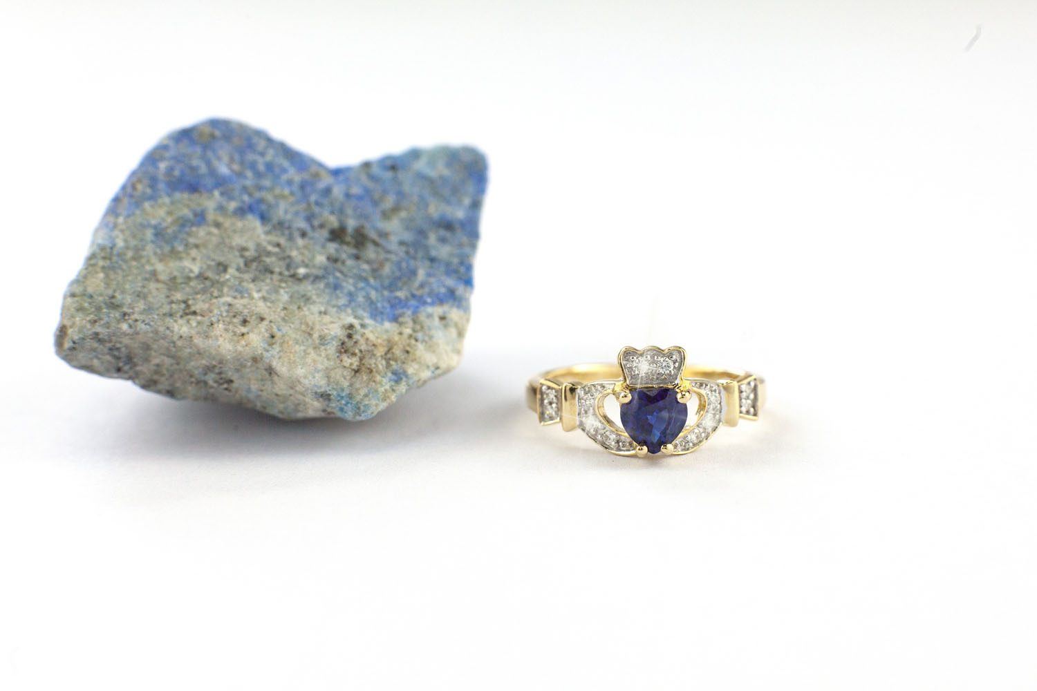 Womens Luxurious 14K Yellow Gold Claddagh Ring