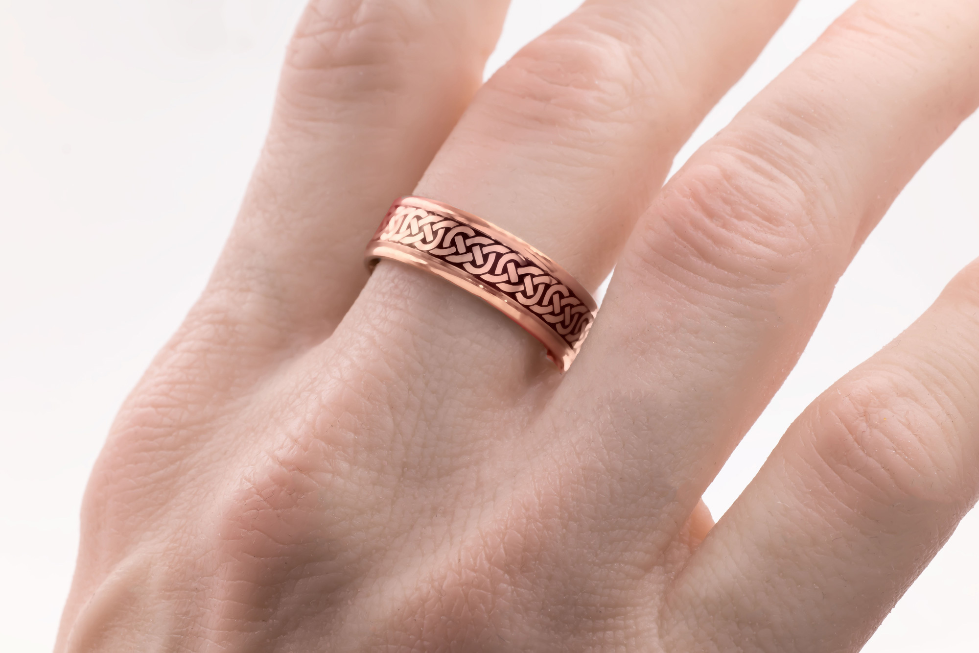 Cerin Celtic Knot 7.0mm Ring in Real 18K Rose Gold - Model Photo