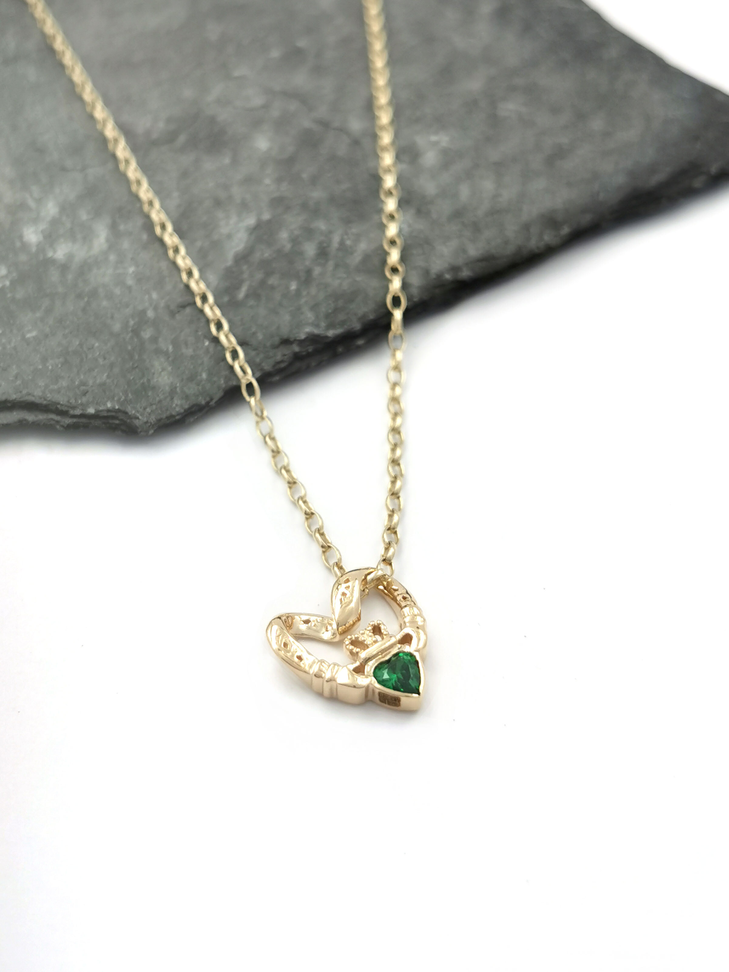 Womens Claddagh Necklace in 9K Yellow Gold