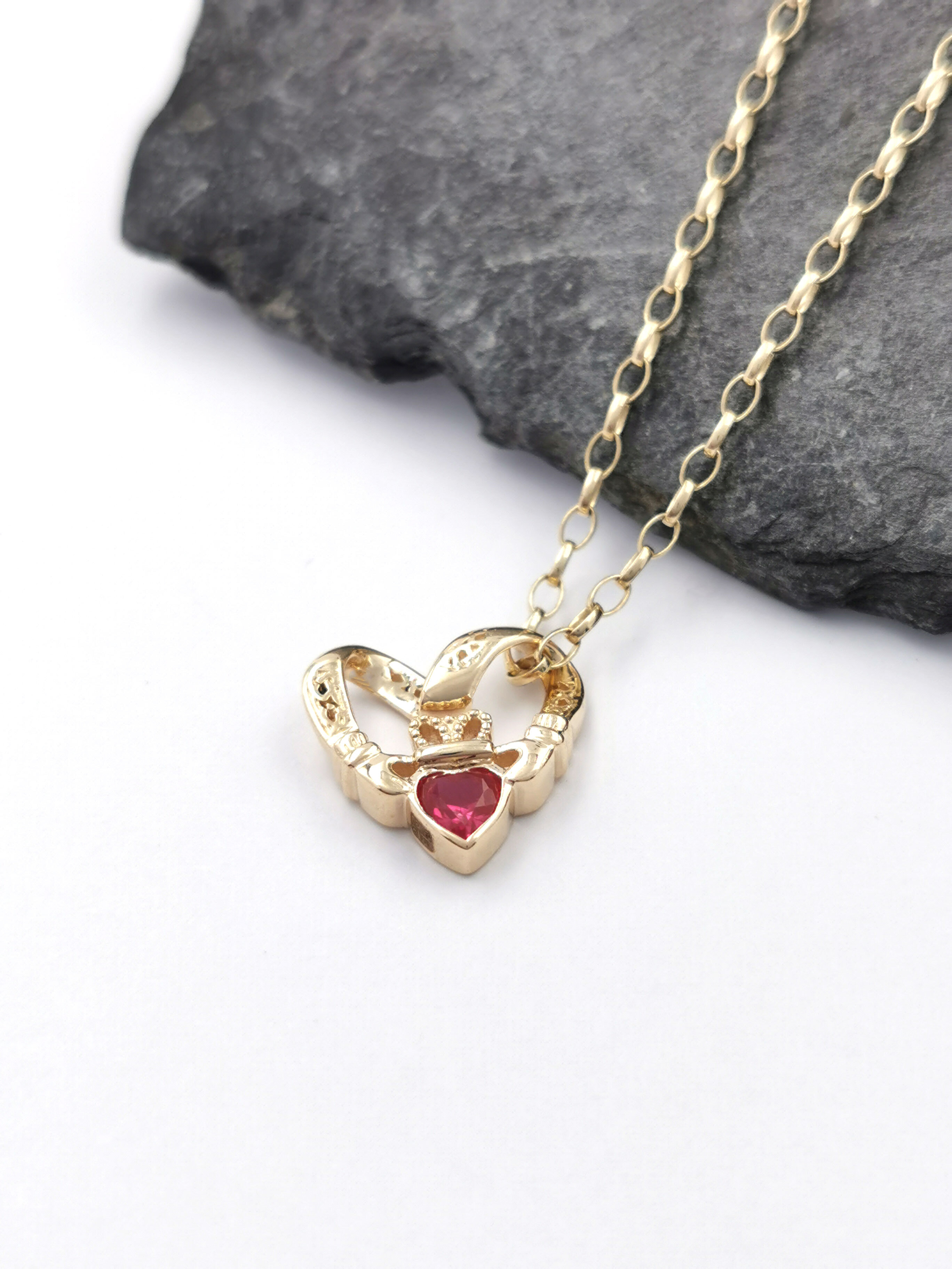 Womens 9K Yellow Gold Claddagh Necklace. Picture Of The Reverse Side.