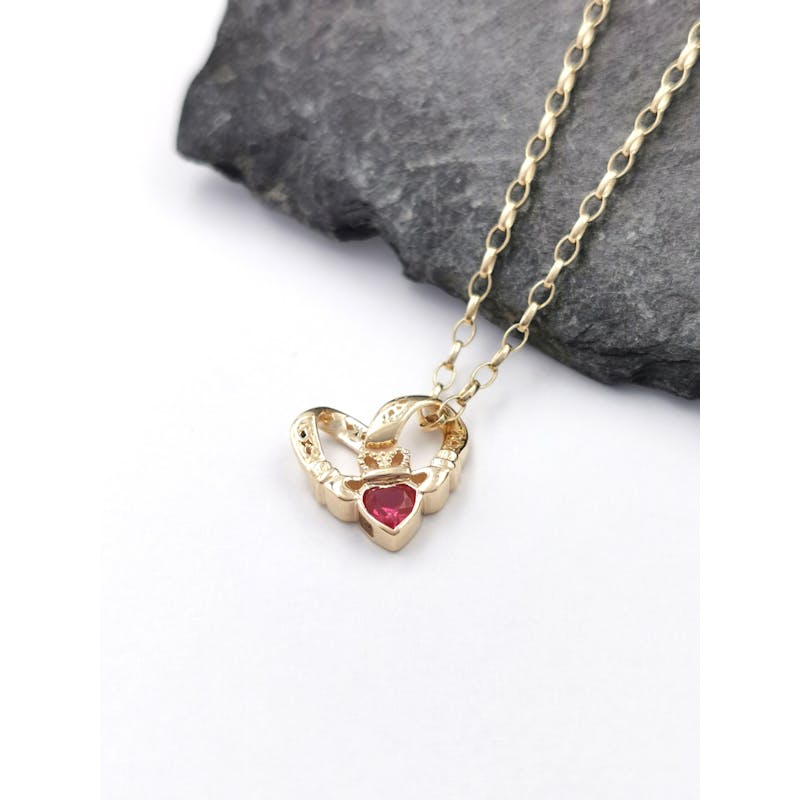 Womens 9K Yellow Gold Claddagh Necklace. Picture Of The Reverse Side.