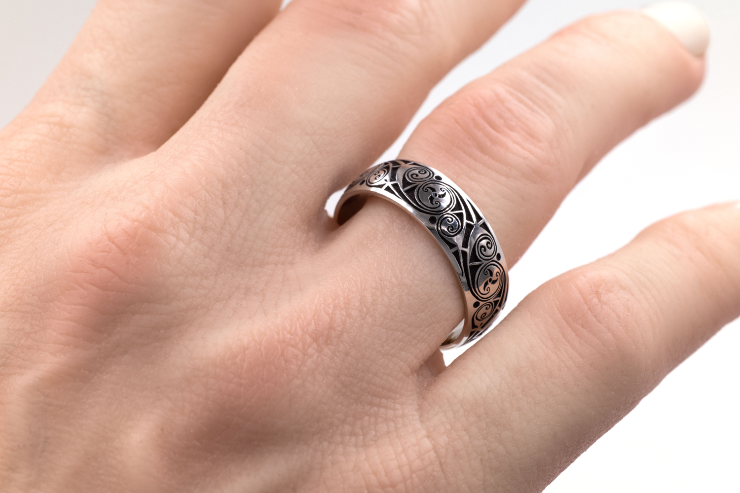 Cerin Triskele 4.0mm Ring in Real Platinum 950 - Model Photo