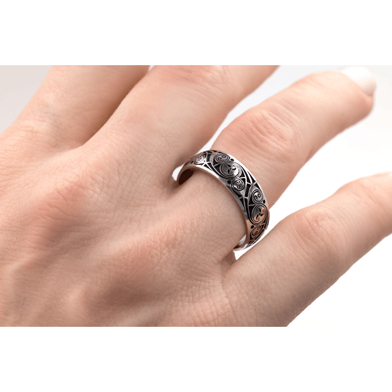Cerin Triskele 4.0mm Ring in Real Platinum 950 - Model Photo