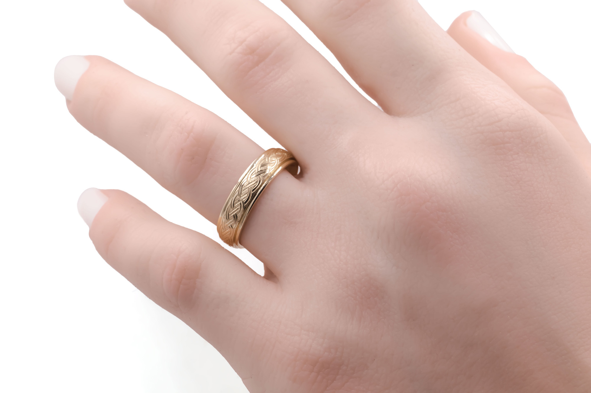 Celtic Knot 5.0mm Ring in 18K Yellow Gold - Model Photo