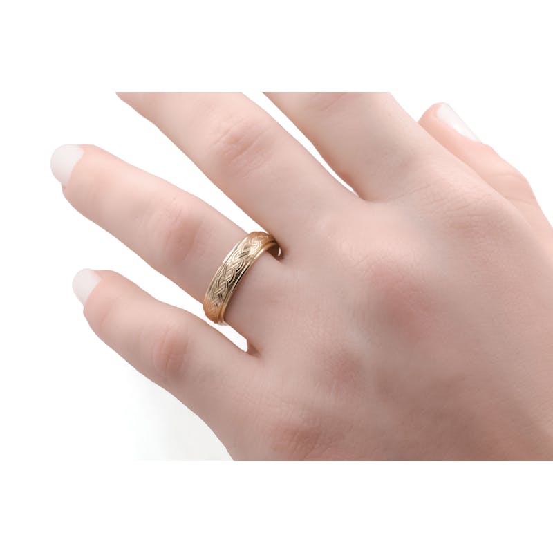 Celtic Knot 5.0mm Ring in 18K Yellow Gold - Model Photo