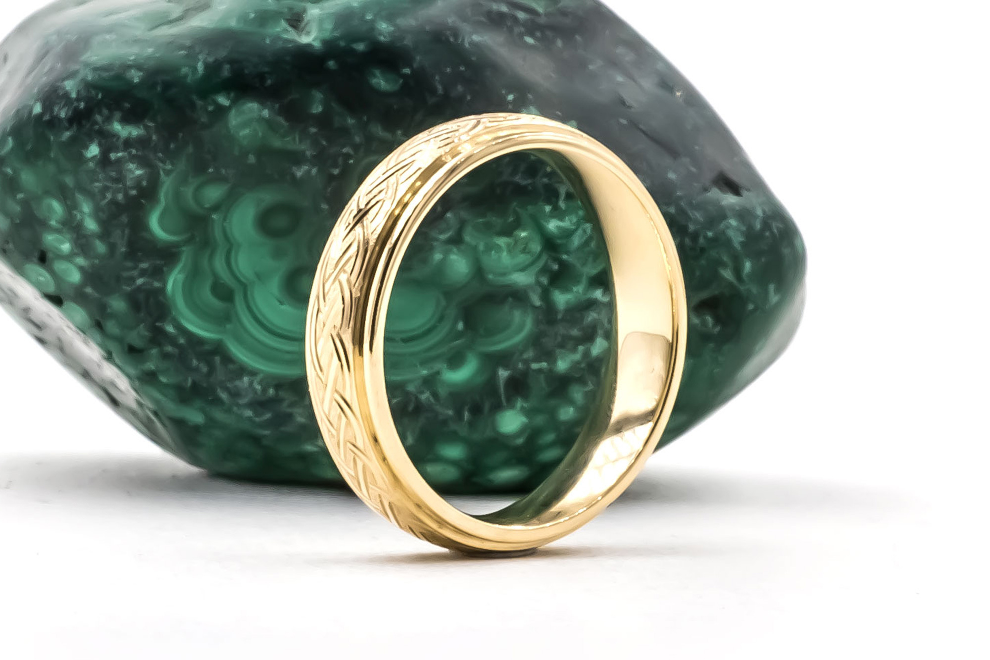 Real 18K Yellow Gold Celtic Knot 5.0mm Ring. Side View.