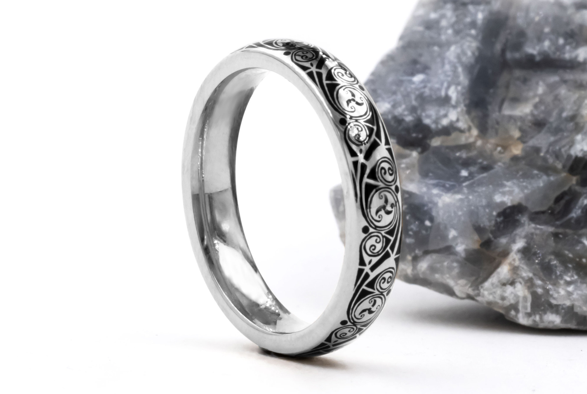 Womens Cerin Triskele 4.0mm Ring in Real Platinum 950