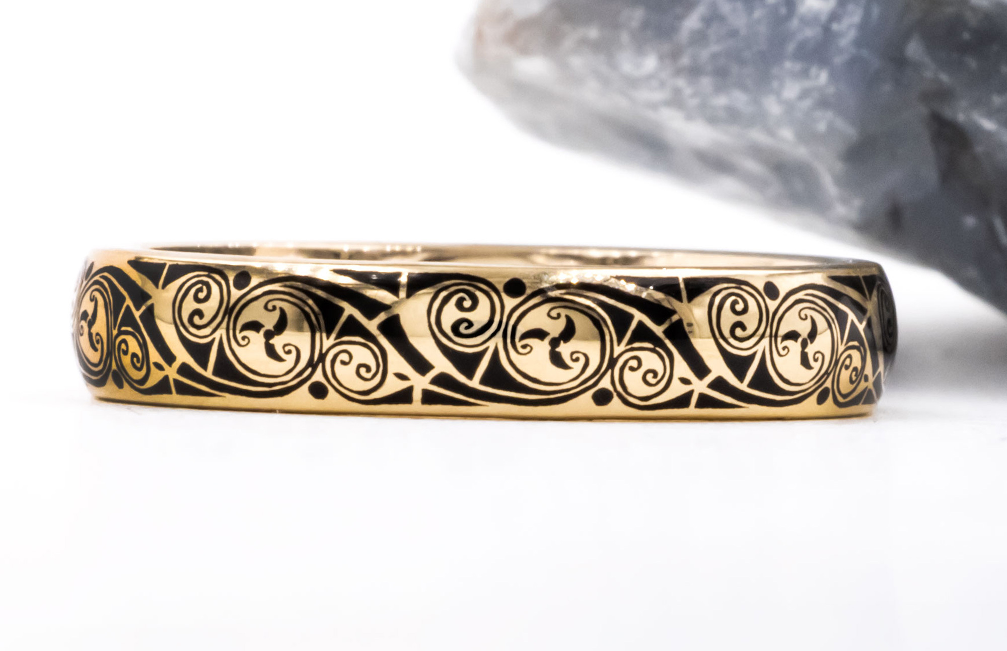 Womens Triskele 4.0mm Ring in 18K Yellow Gold With a Cerin Finish