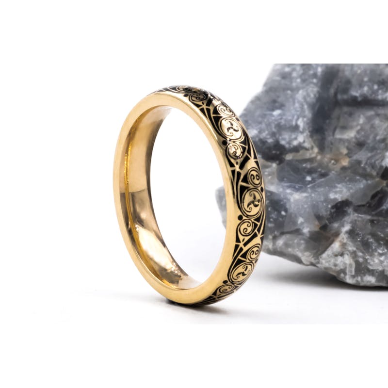Womens Triskele Wedding Ring in Yellow Gold With a Cerin Finish